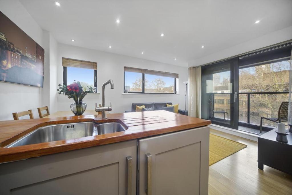 Modern 2-bedroom, 2-bath In Tower Bridge & Bridge - Unbeatable Location & Transport Links Apartment
