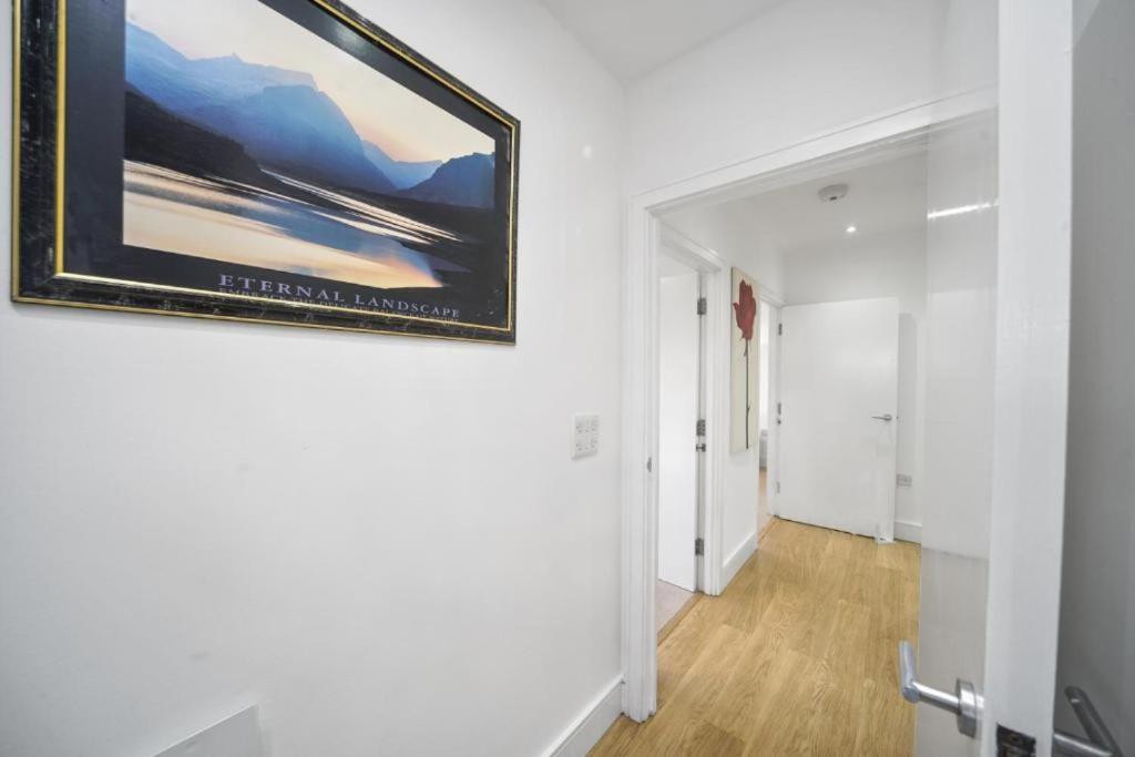 Modern 2-bedroom, 2-bath In Tower Bridge & Bridge - Unbeatable Location & Transport Links *