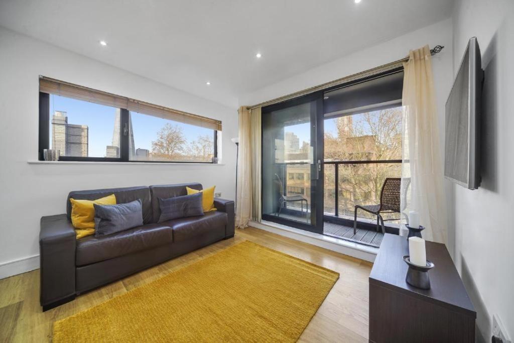 Modern 2-bedroom, 2-bath In Tower Bridge & Bridge - Unbeatable Location & Transport Links Apartment *