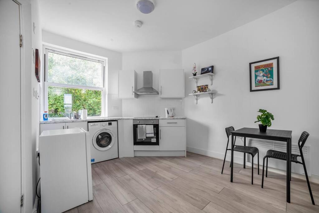 Charming Semi 1-bed Walk To Tower Of Apartment London