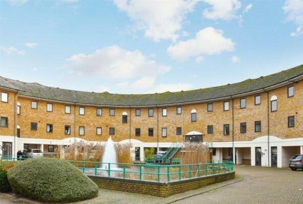 The Nook Londons Swanky With Free Parking Homestay *
