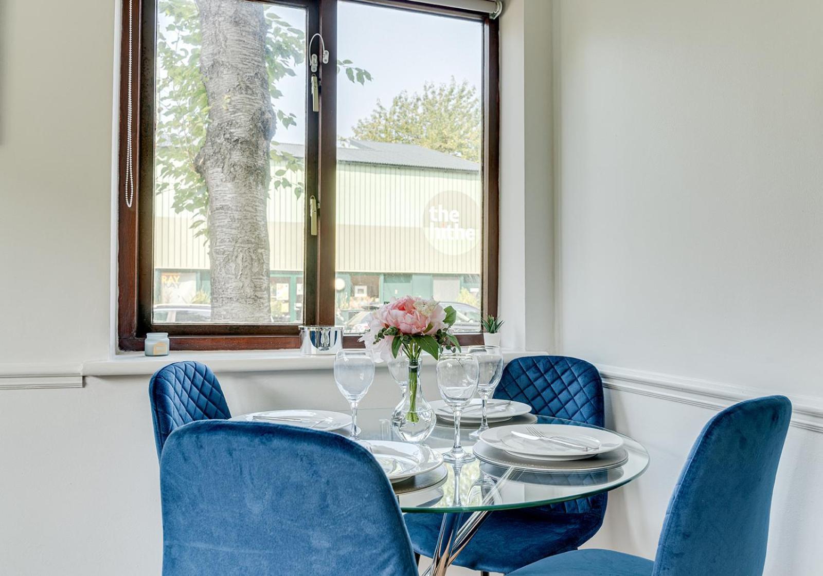 Perfect In Canada Water With Parking * London