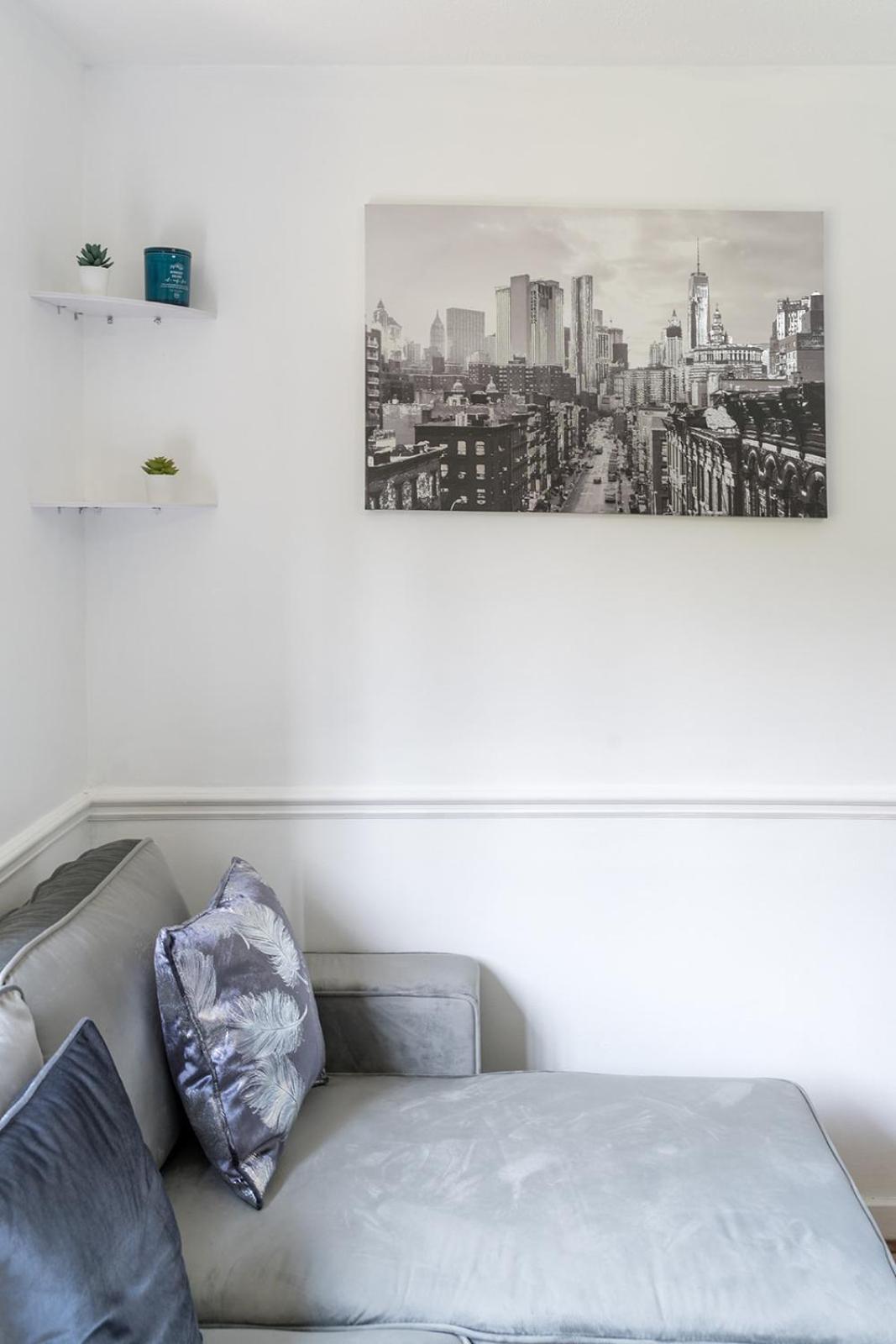 Perfect In Canada Water With Parking Apartment London