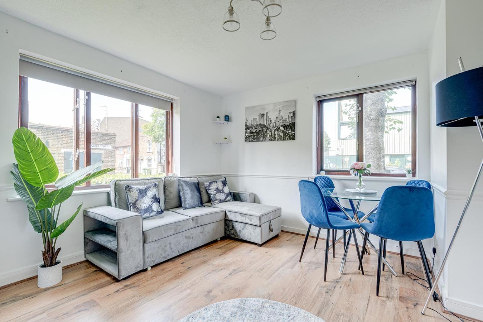 Perfect In Canada Water With Parking * London
