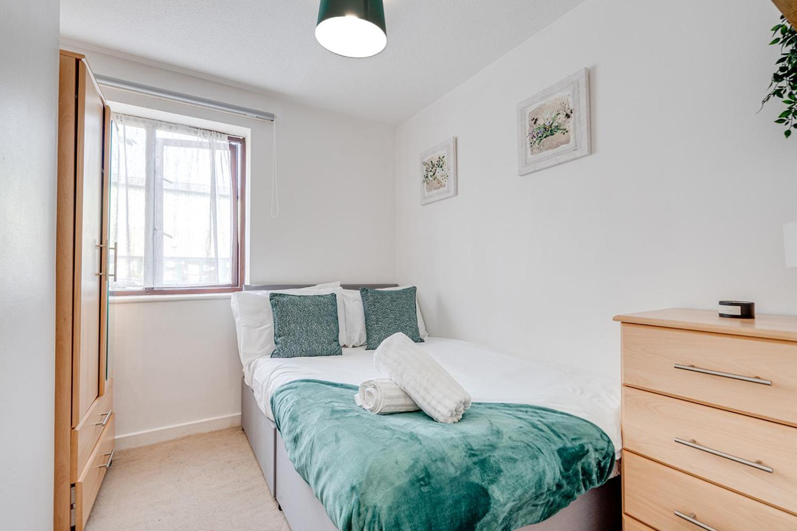 Perfect In Canada Water With Parking * London
