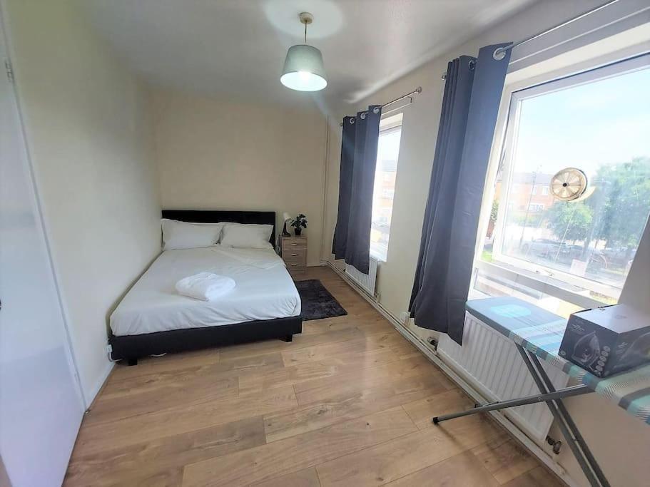 Zone 2, Spacious 3 Bedroom House Holiday home London