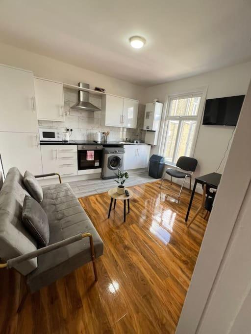 Apartment 2 Bedroom Near Station London
