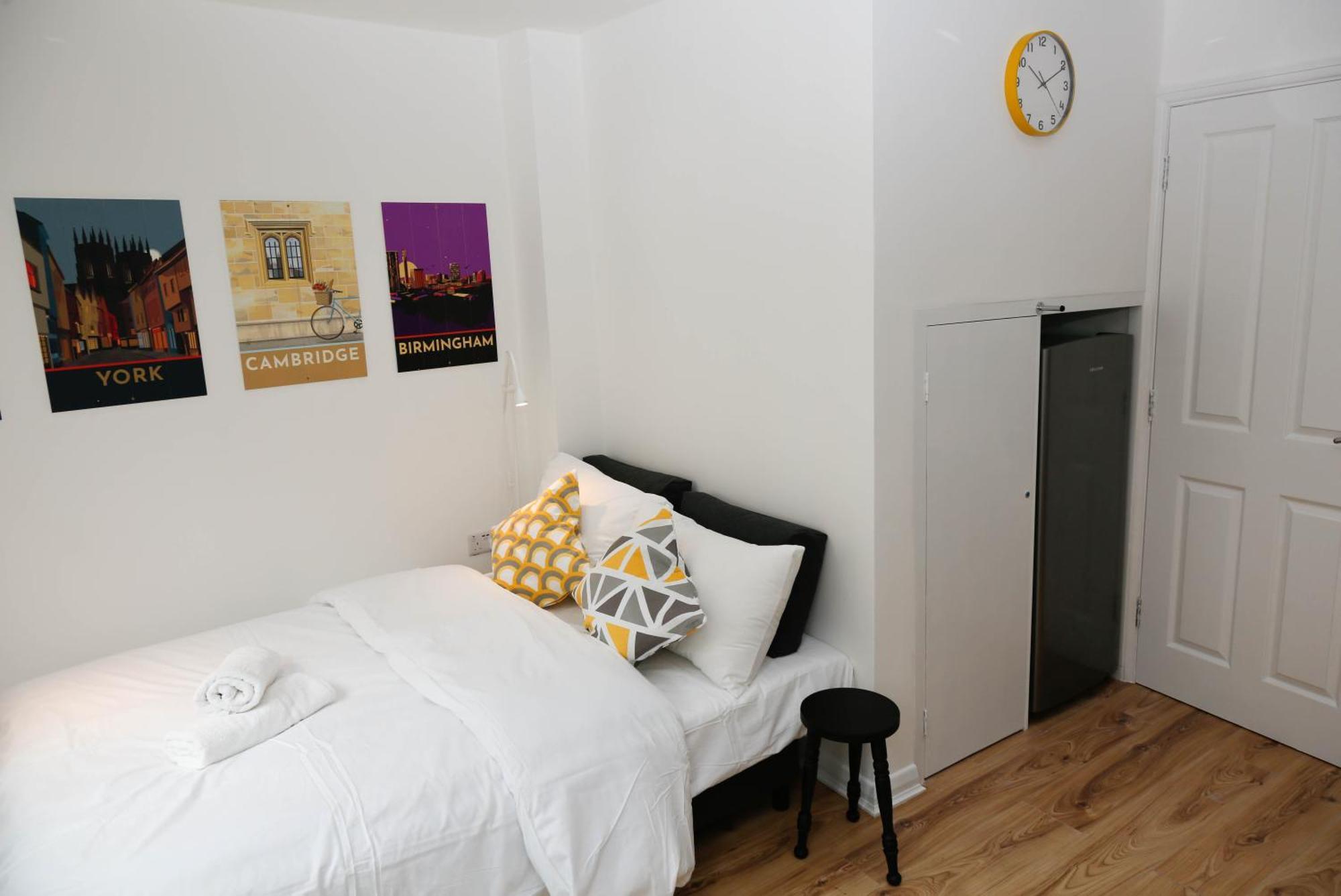 New Luxury In Next To Shops, Cafes, Bars & Metro Londen