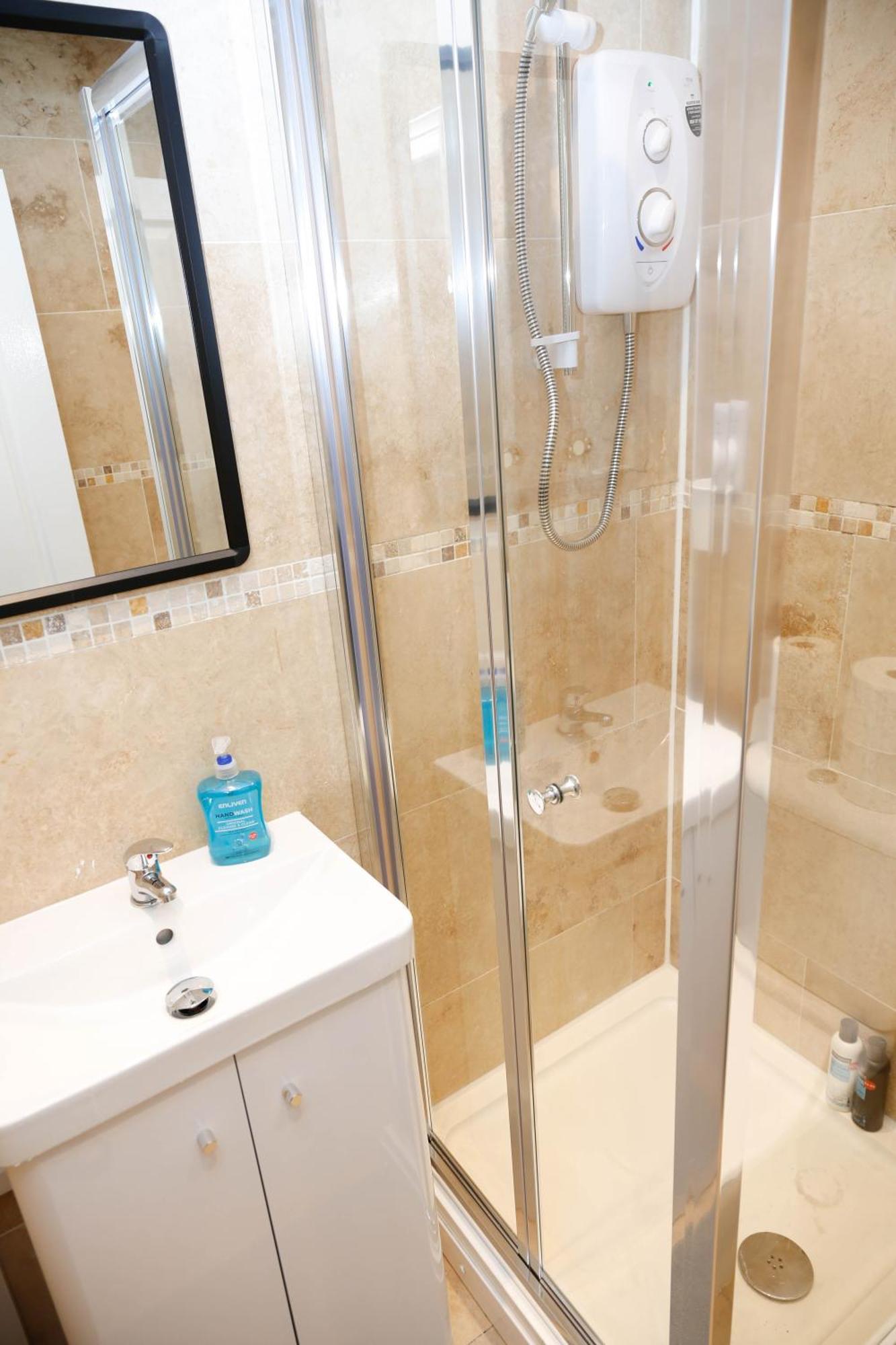 New Luxury In Next To Shops, Cafes, Bars & Metro Appartement *
