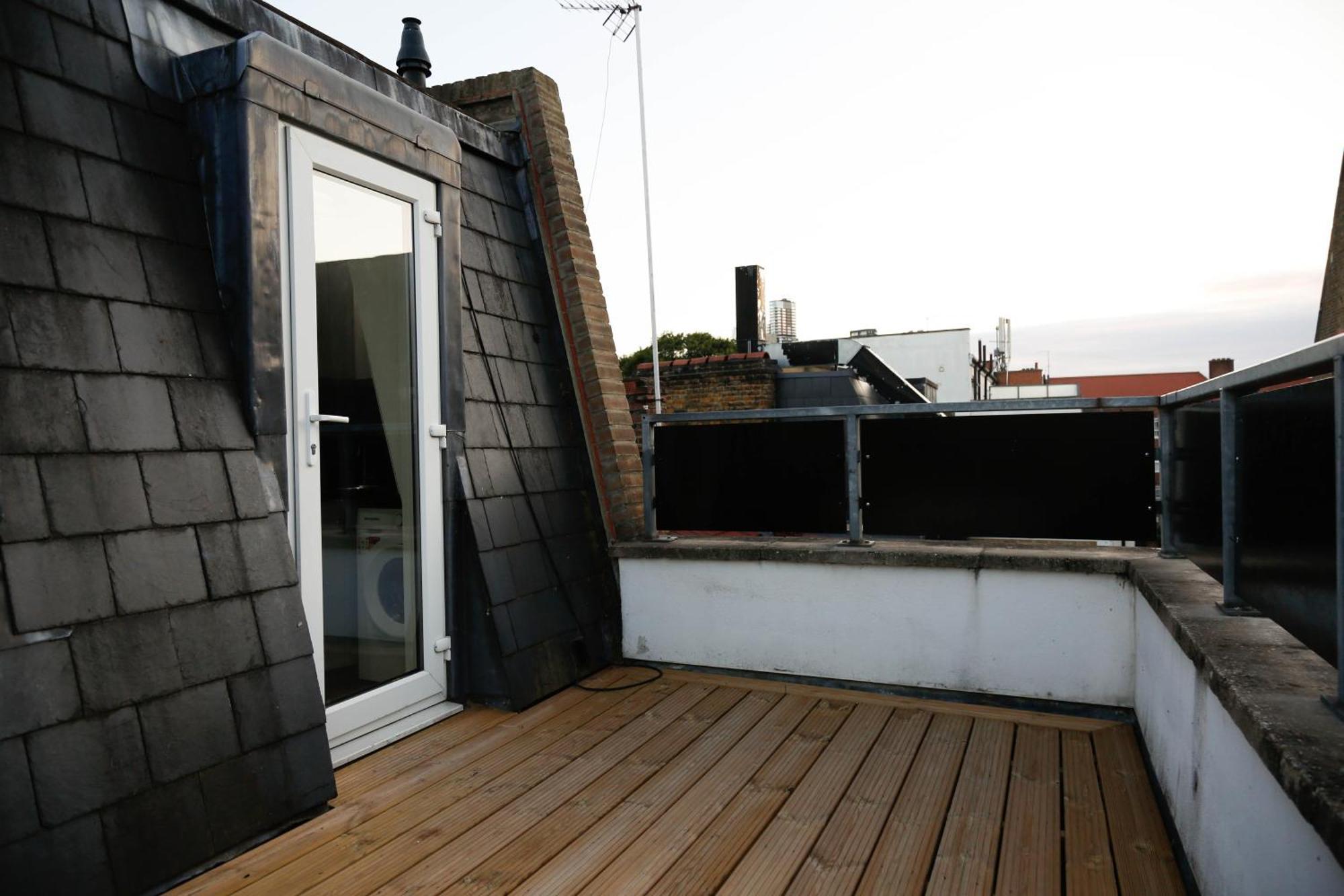 New Luxury In Next To Shops, Cafes, Bars & Metro * Londen