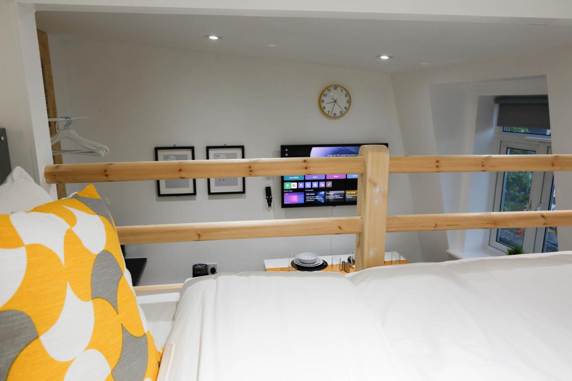 New Luxury In Next To Shops, Cafes, Bars & Metro Londen