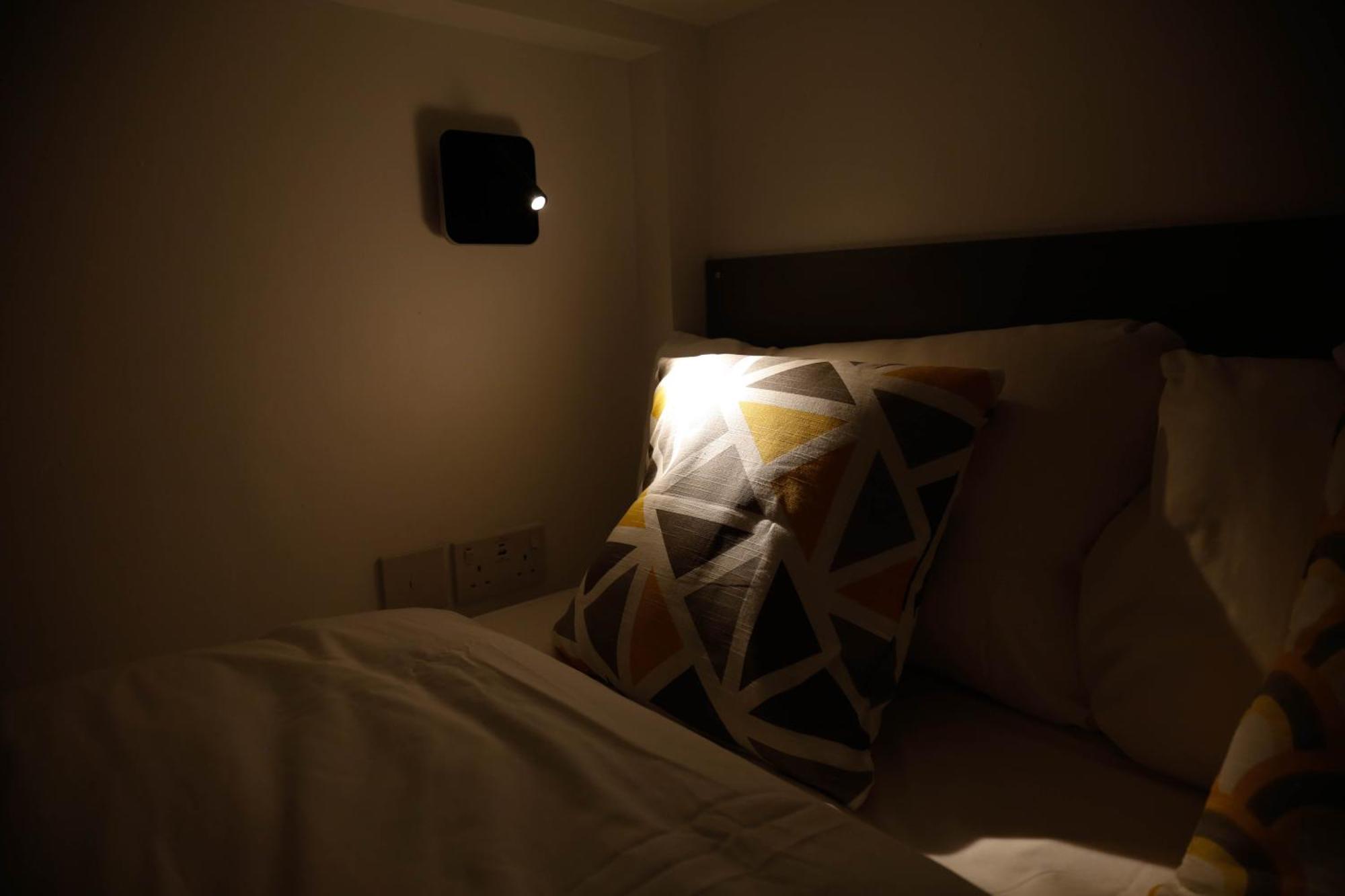 New Luxury In Next To Shops, Cafes, Bars & Metro Londen