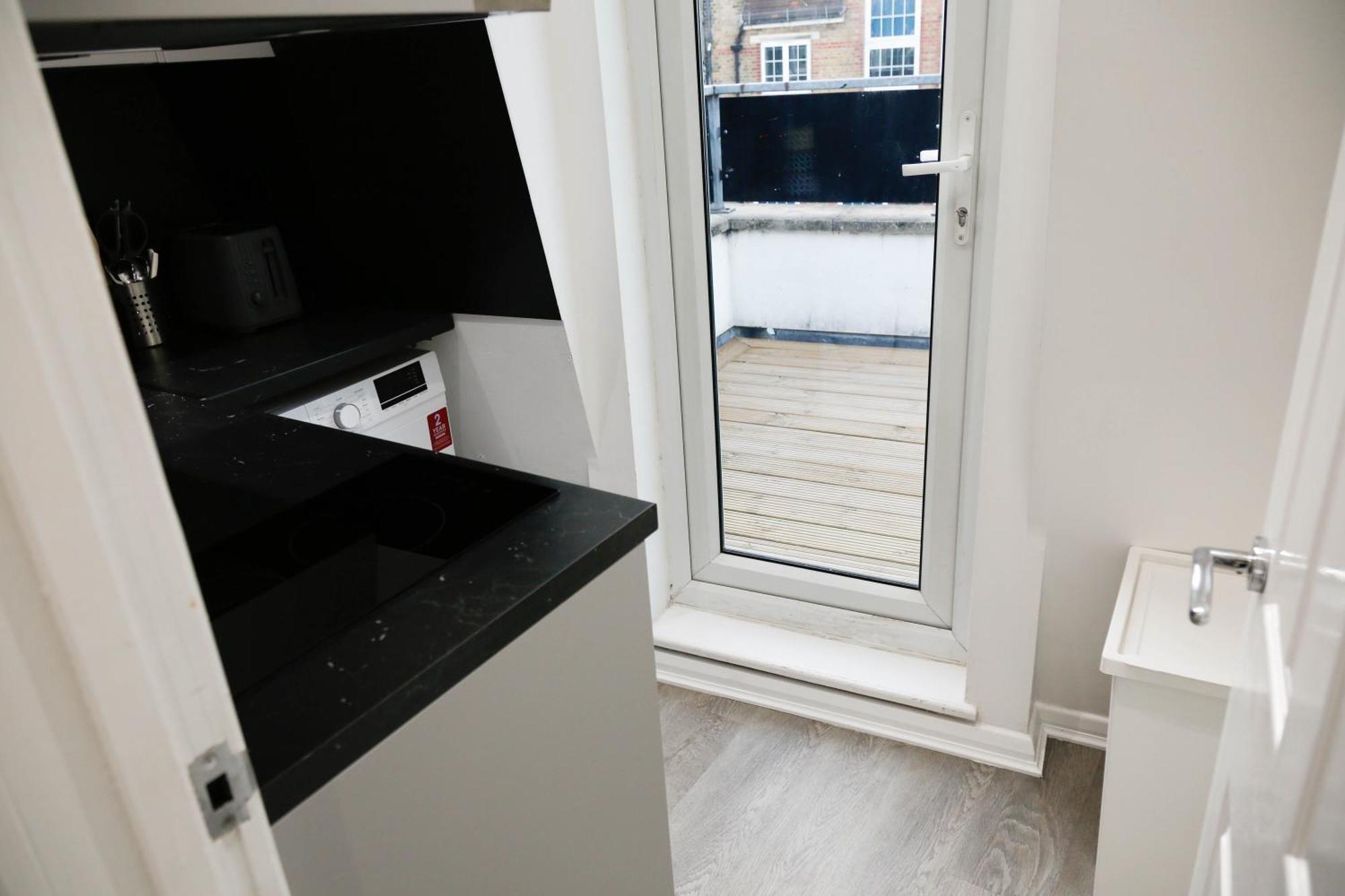 New Luxury In Next To Shops, Cafes, Bars & Metro Londen