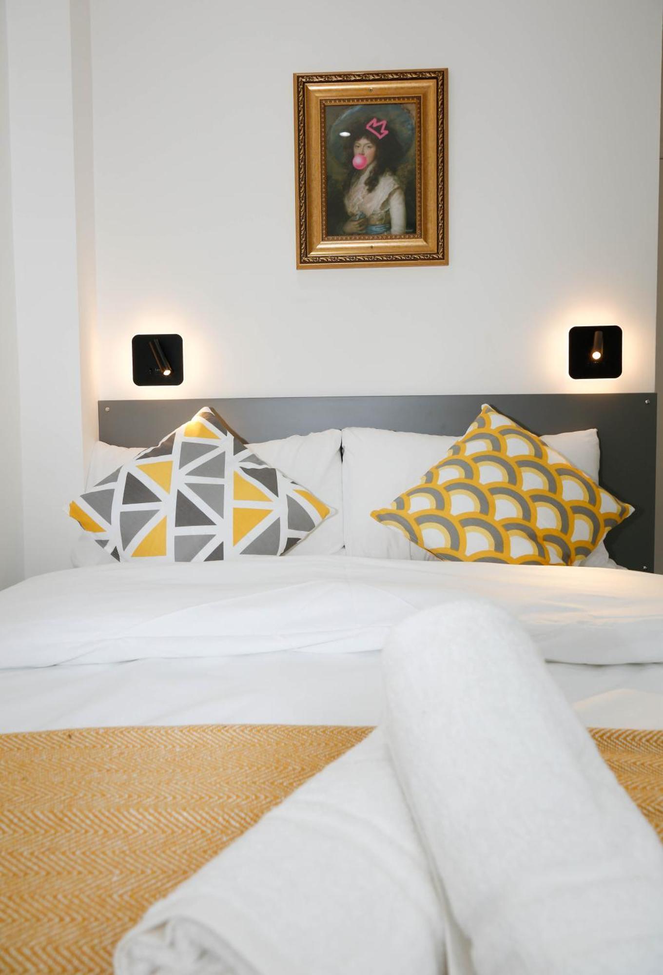 New Luxury In Next To Shops, Cafes, Bars & Metro Londen
