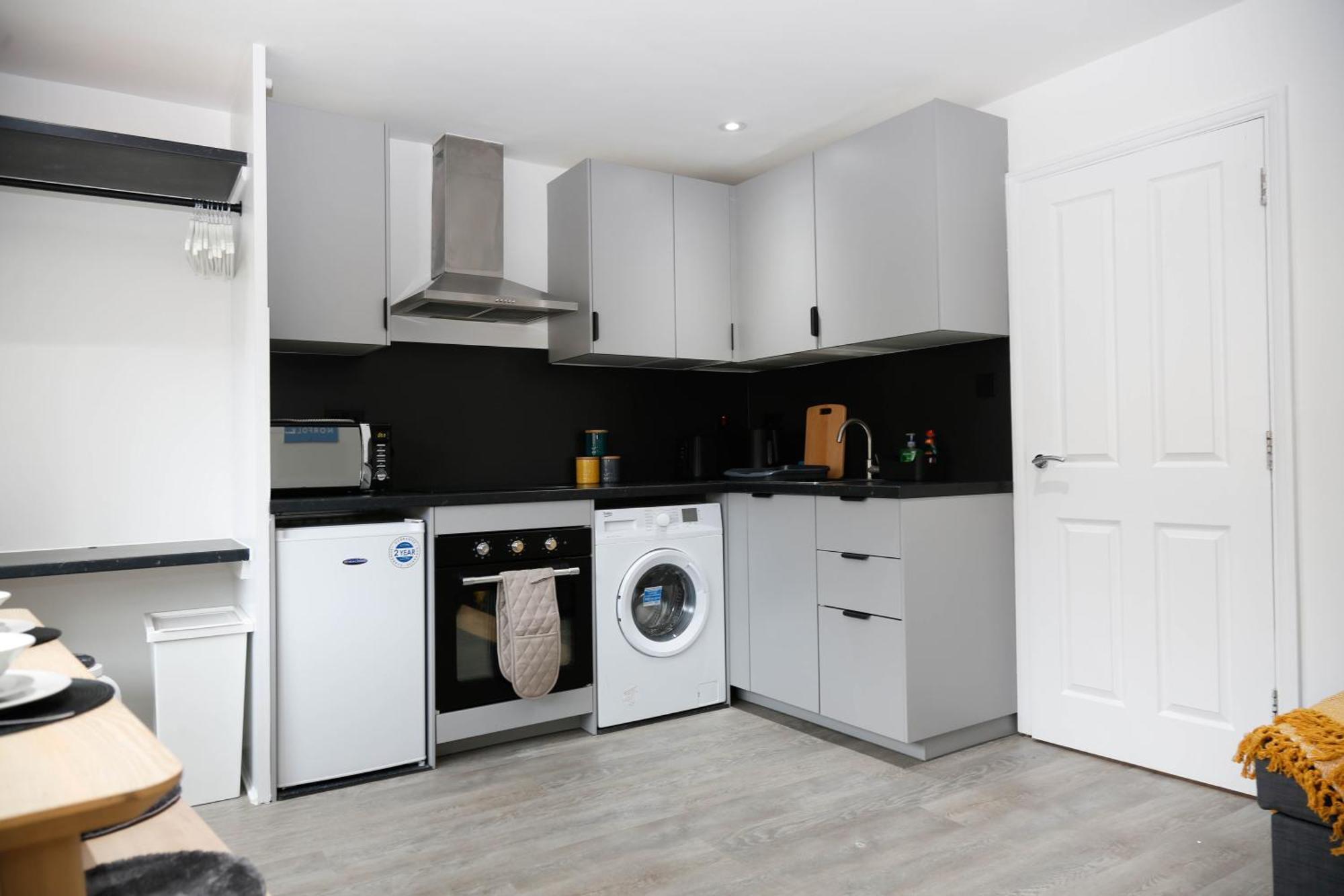 New Luxury In Next To Shops, Cafes, Bars & Metro Appartement Londen