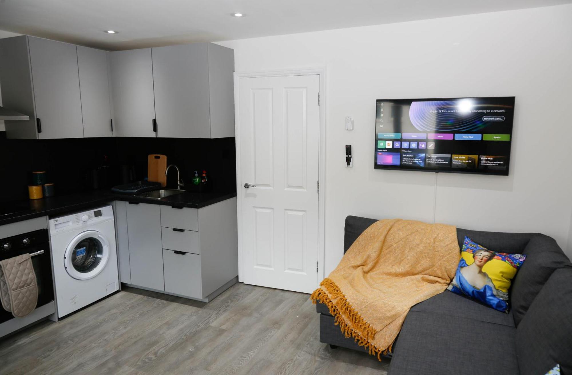 New Luxury In Next To Shops, Cafes, Bars & Metro Appartement Londen