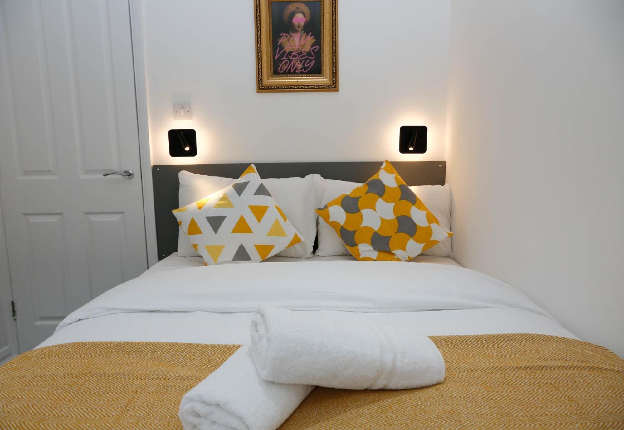 New Luxury In Next To Shops, Cafes, Bars & Metro Appartement