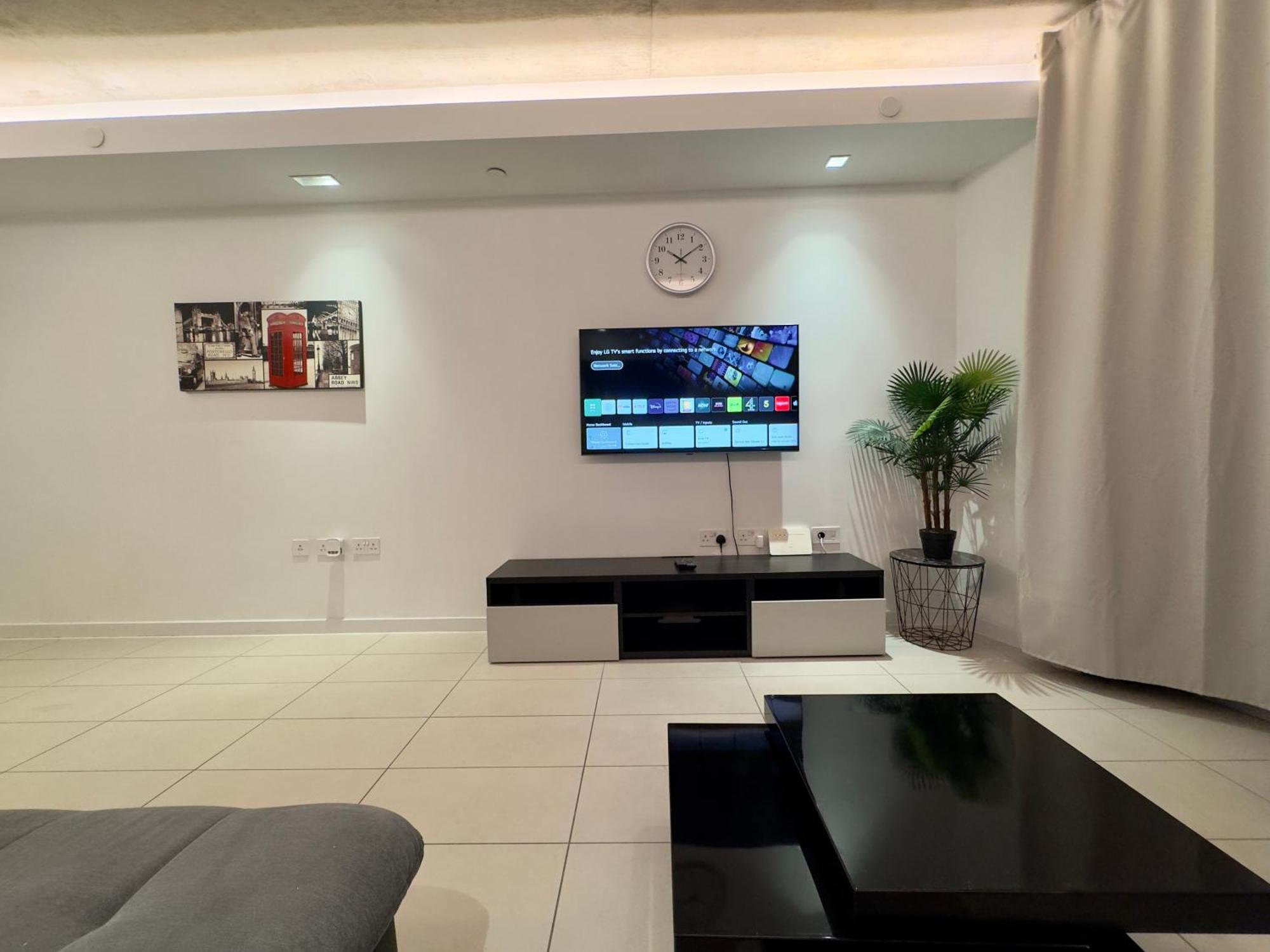 Apartment Excel Cosy With Balcony & River View Close To O2 Arena, Cable Car, City Hall *