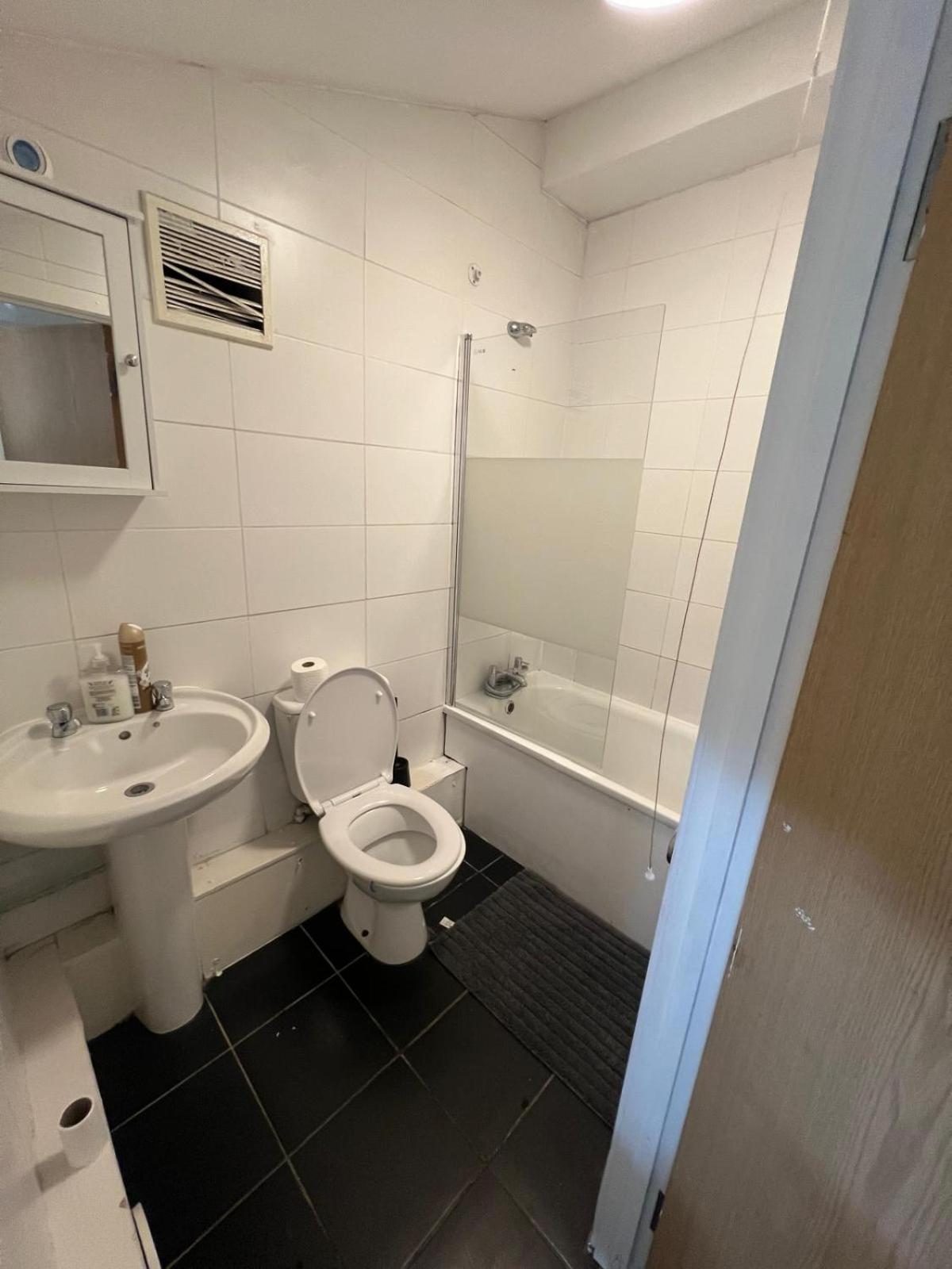 The Big 3 Bedroom House 2 Bathrooms Apartamento