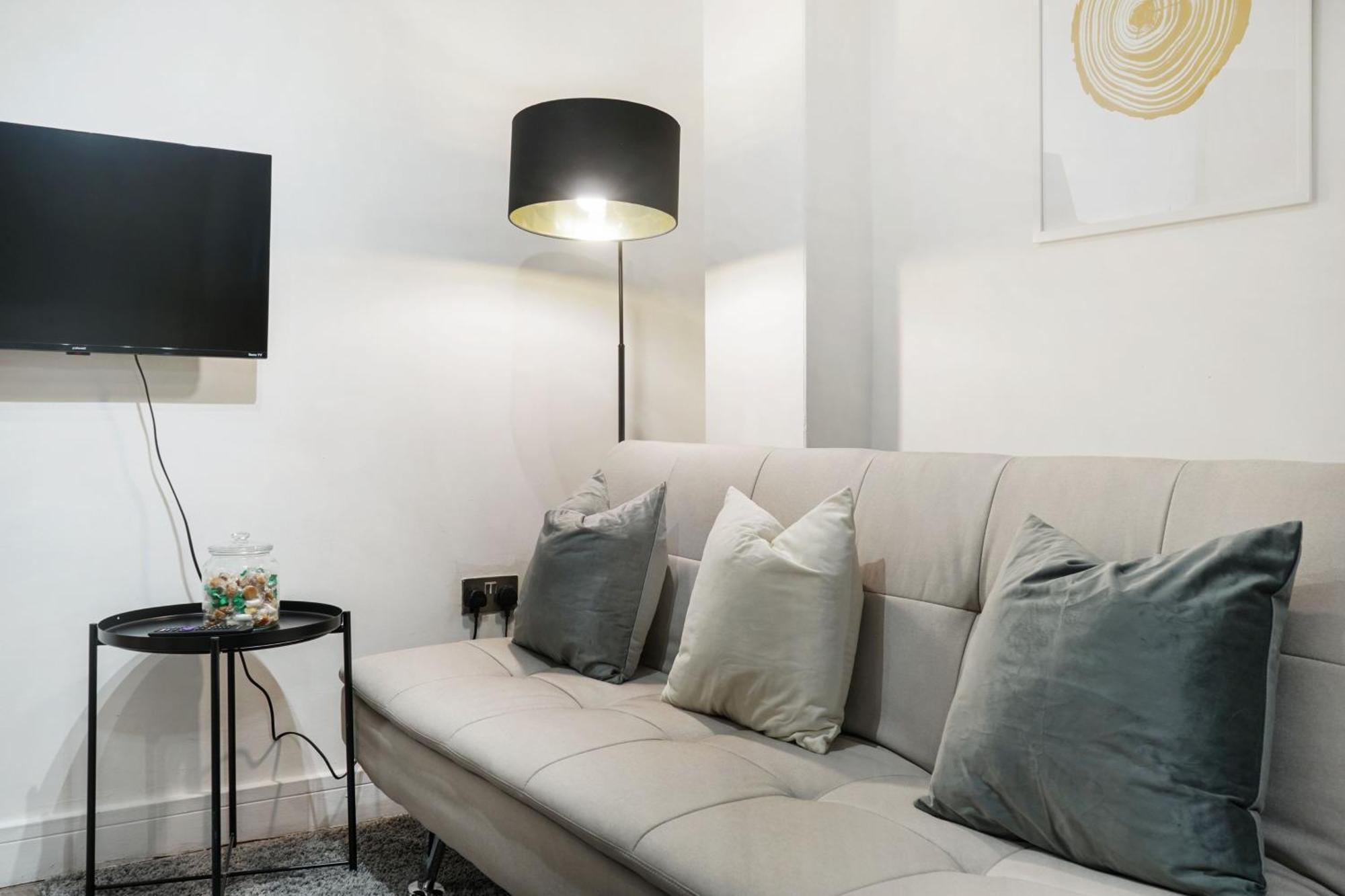 Livestay Affordable One Bedroom & Studio In India Docks E14 * Londen