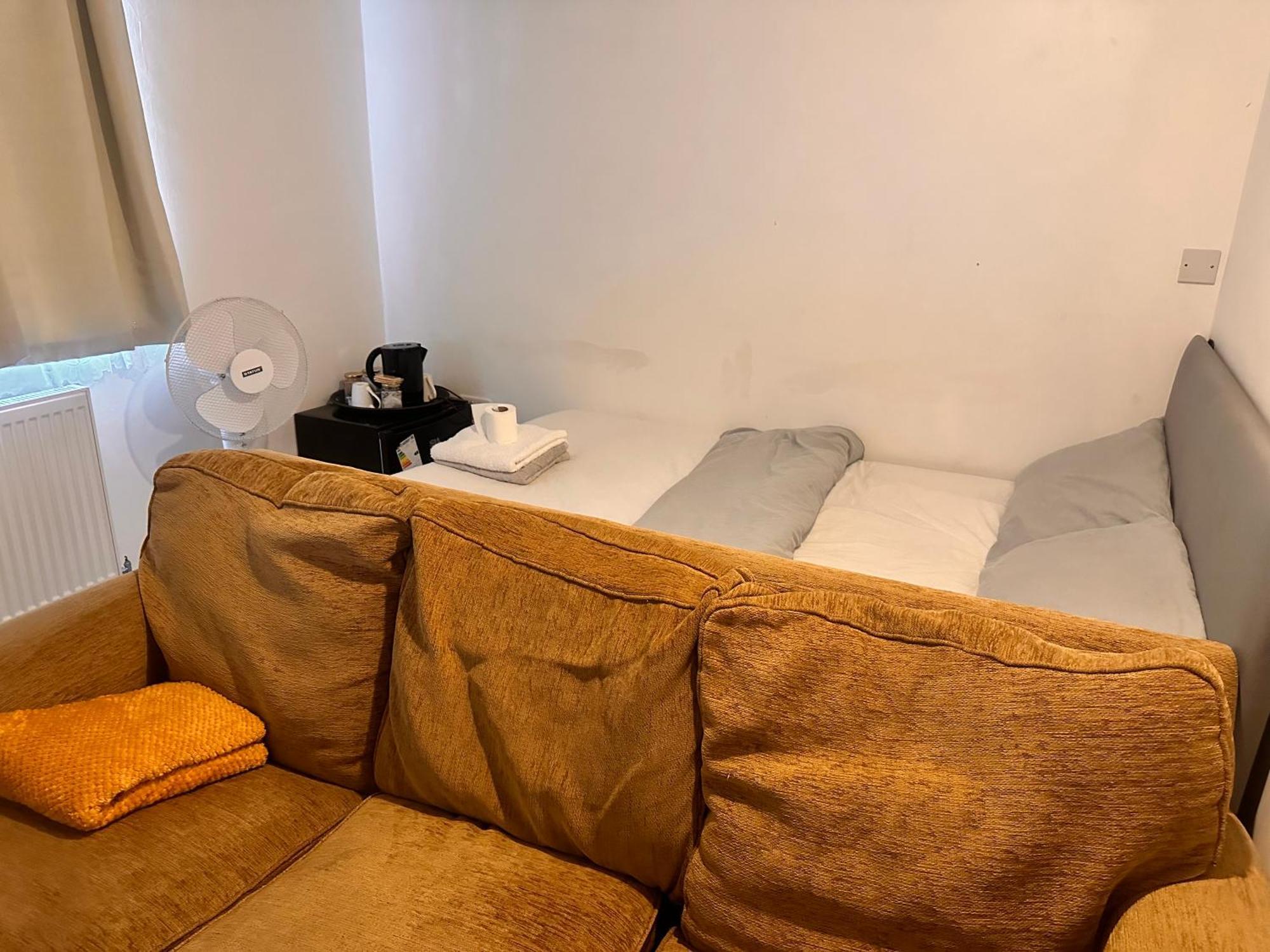 Ebehi Guest house Welling