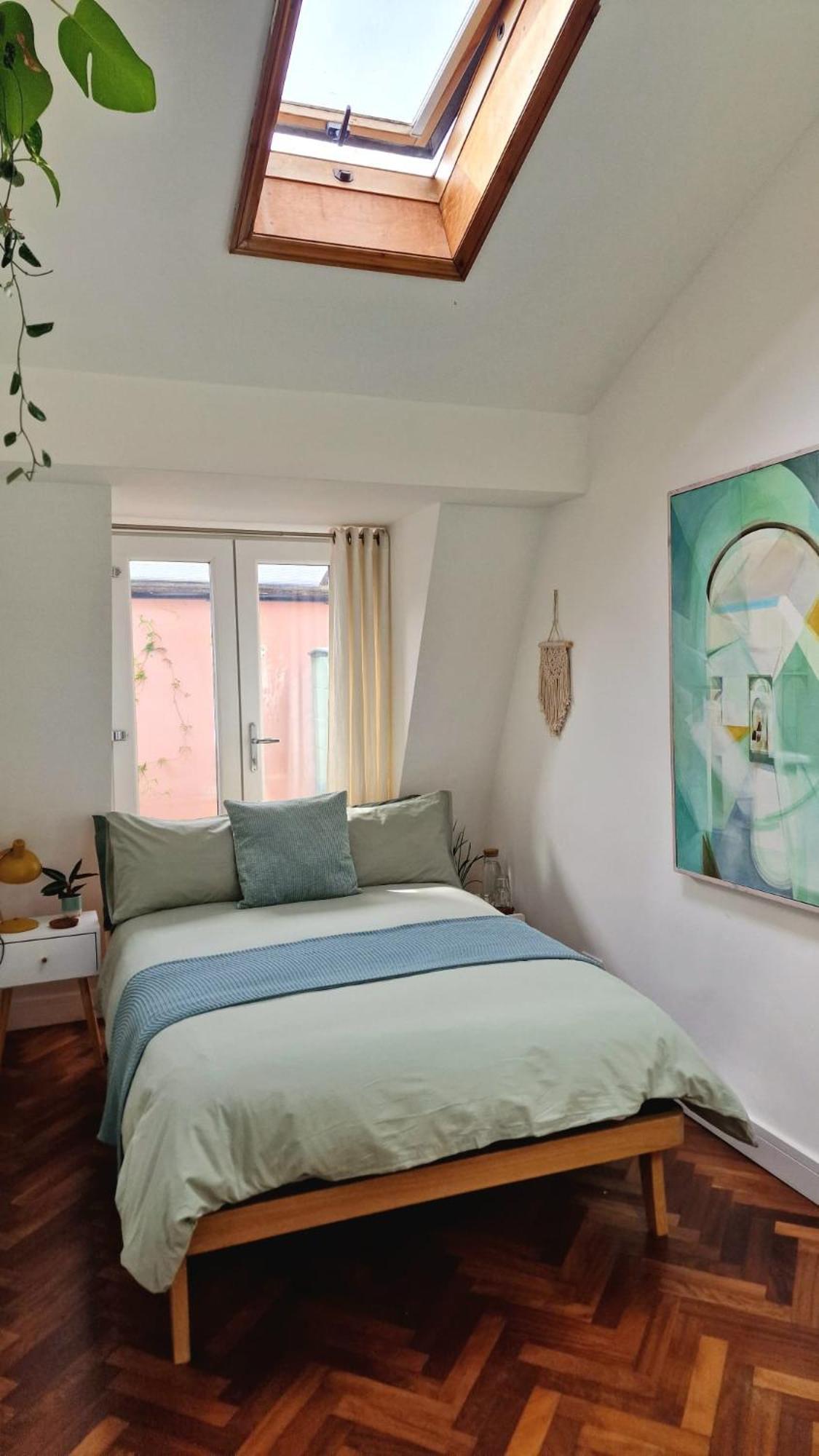 Charming Bedroom In Artist Studio Accommodatie bij particulieren *