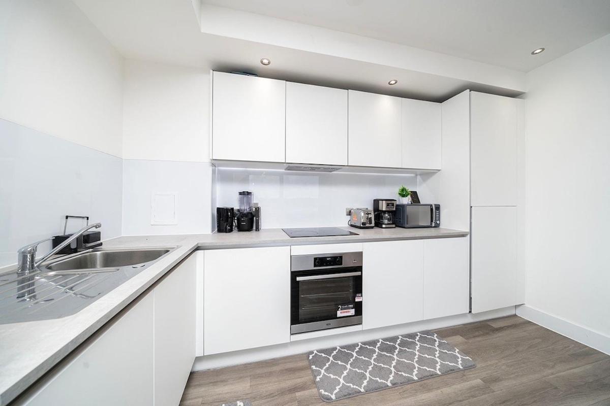 Deluxe Double Bed In Shared Near Canary Wharf, Airport & O2 Arena With Thames View Apartment