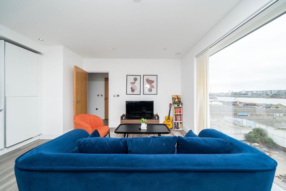 Deluxe Double Bed In Shared Near Canary Wharf, Airport & O2 Arena With Thames View Apartment *