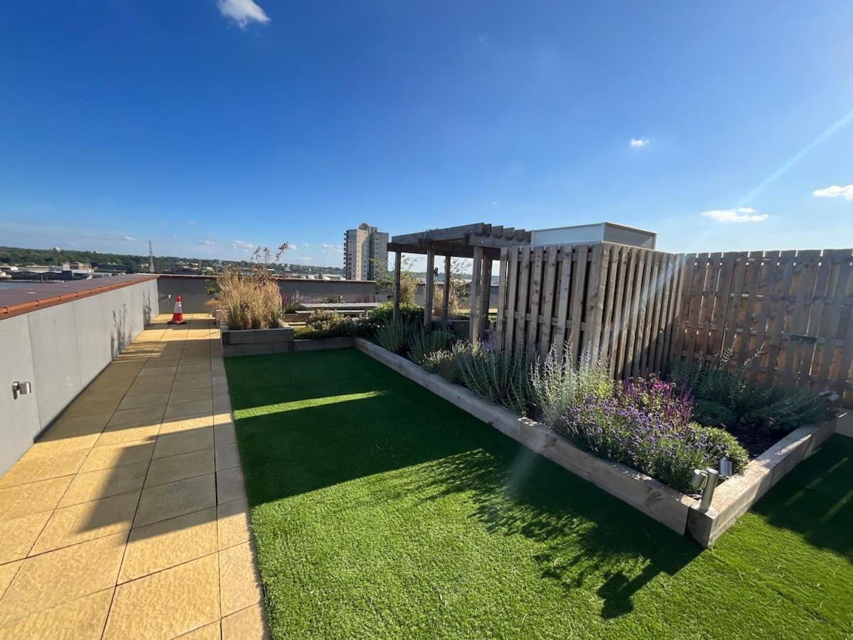 Deluxe Double Bed In Shared Near Canary Wharf, Airport & O2 Arena With Thames View Apartment London