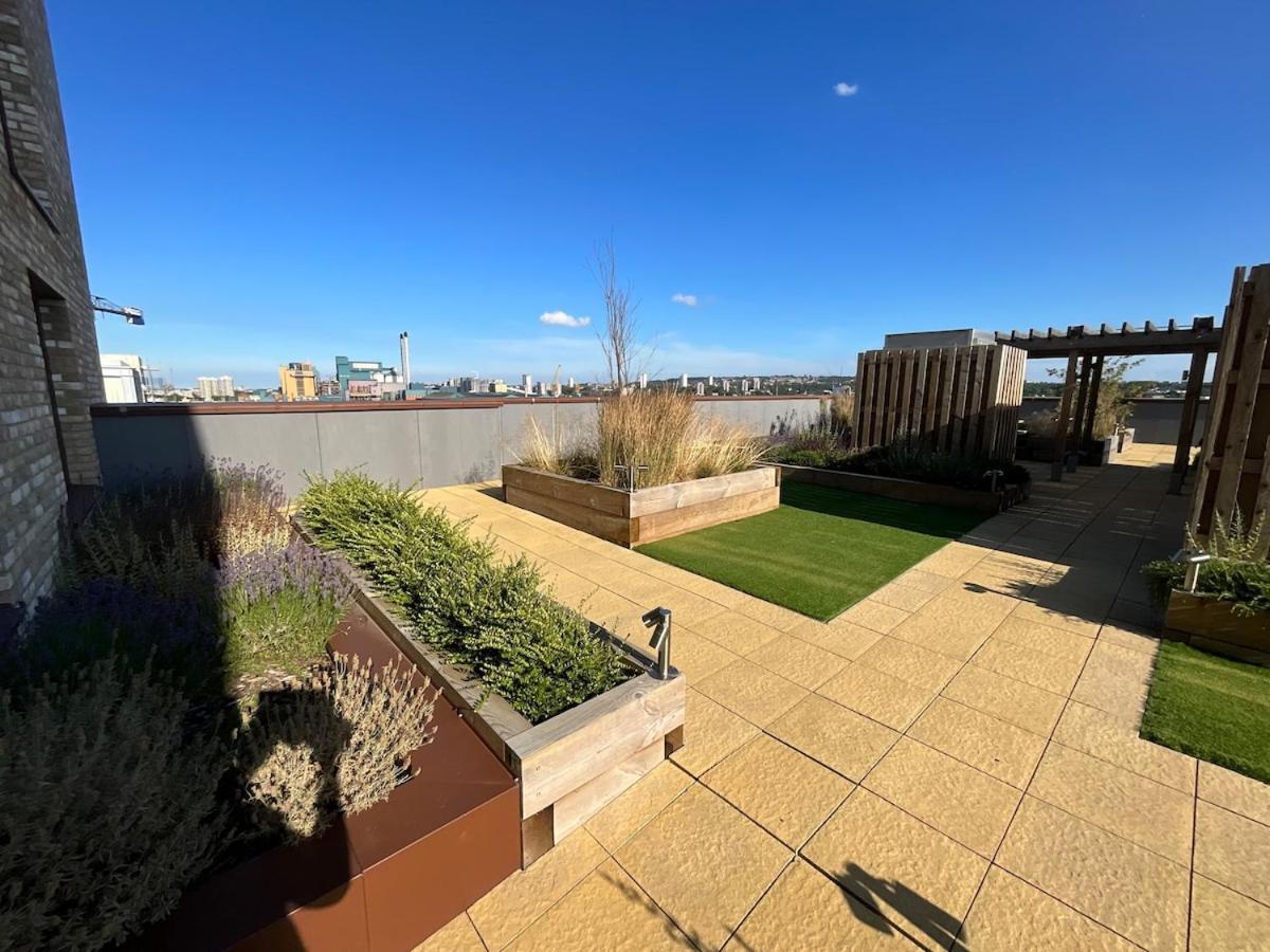 Deluxe Double Bed In Shared Near Canary Wharf, Airport & O2 Arena With Thames View * London