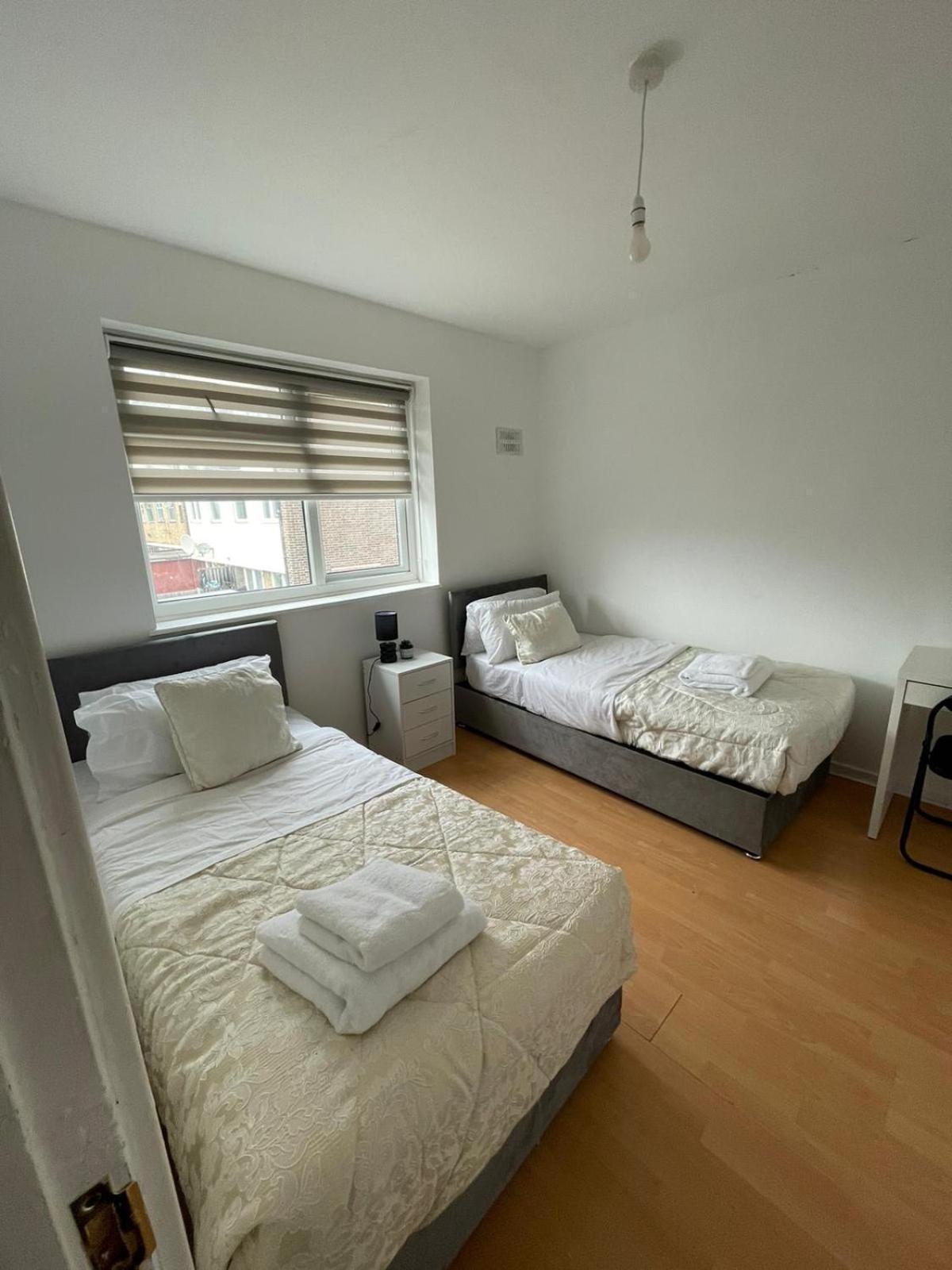 Lovely Spacious 3 Bedroom House With Sofa Bed, 30 Minutes From * Londen