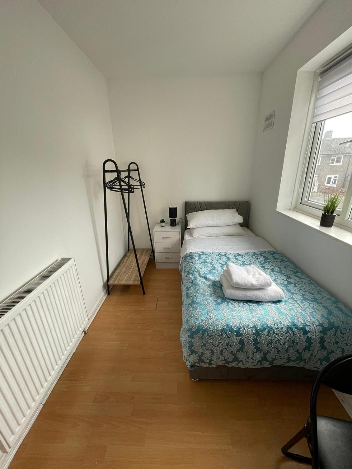 Vakantiehuis Lovely Spacious 3 Bedroom House With Sofa Bed, 30 Minutes From