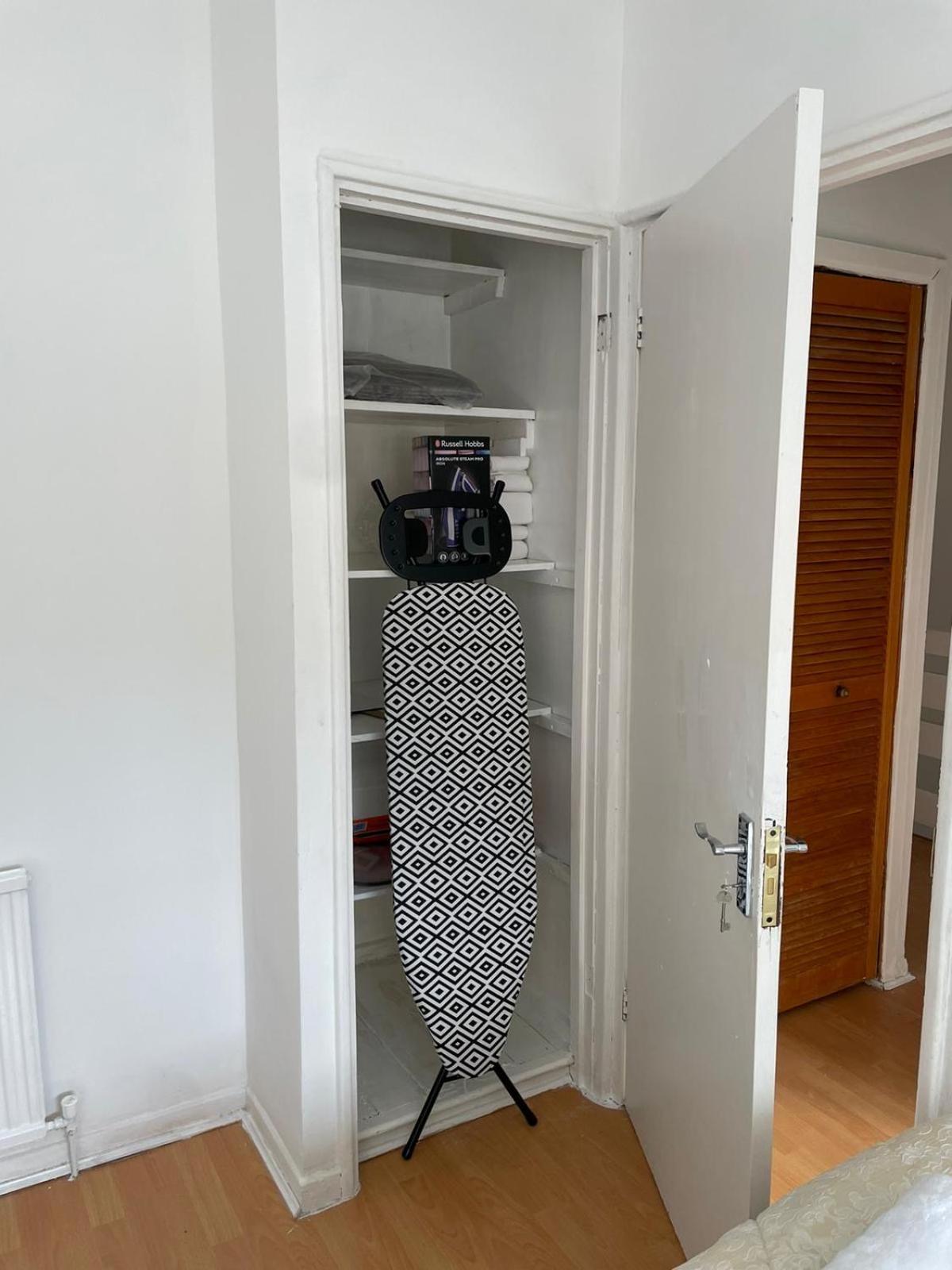 Lovely Spacious 3 Bedroom House With Sofa Bed, 30 Minutes From Vakantiehuis Londen