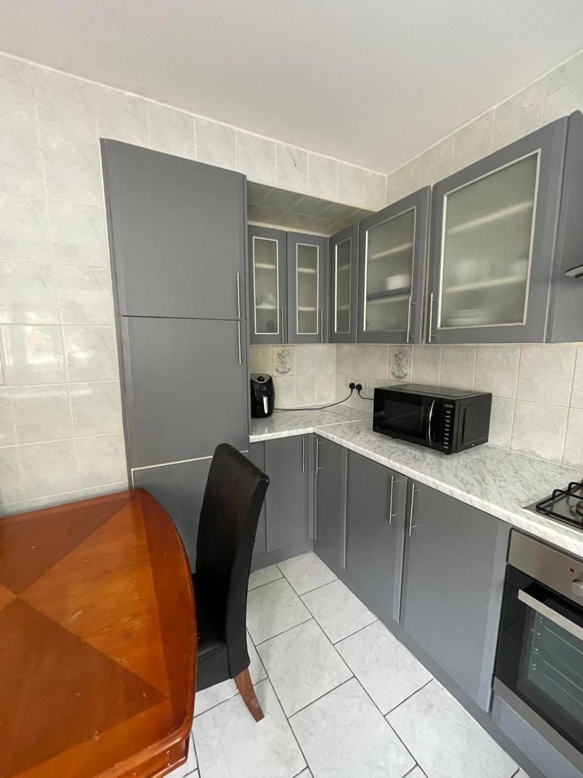 Lovely Spacious 3 Bedroom House With Sofa Bed, 30 Minutes From * Londen