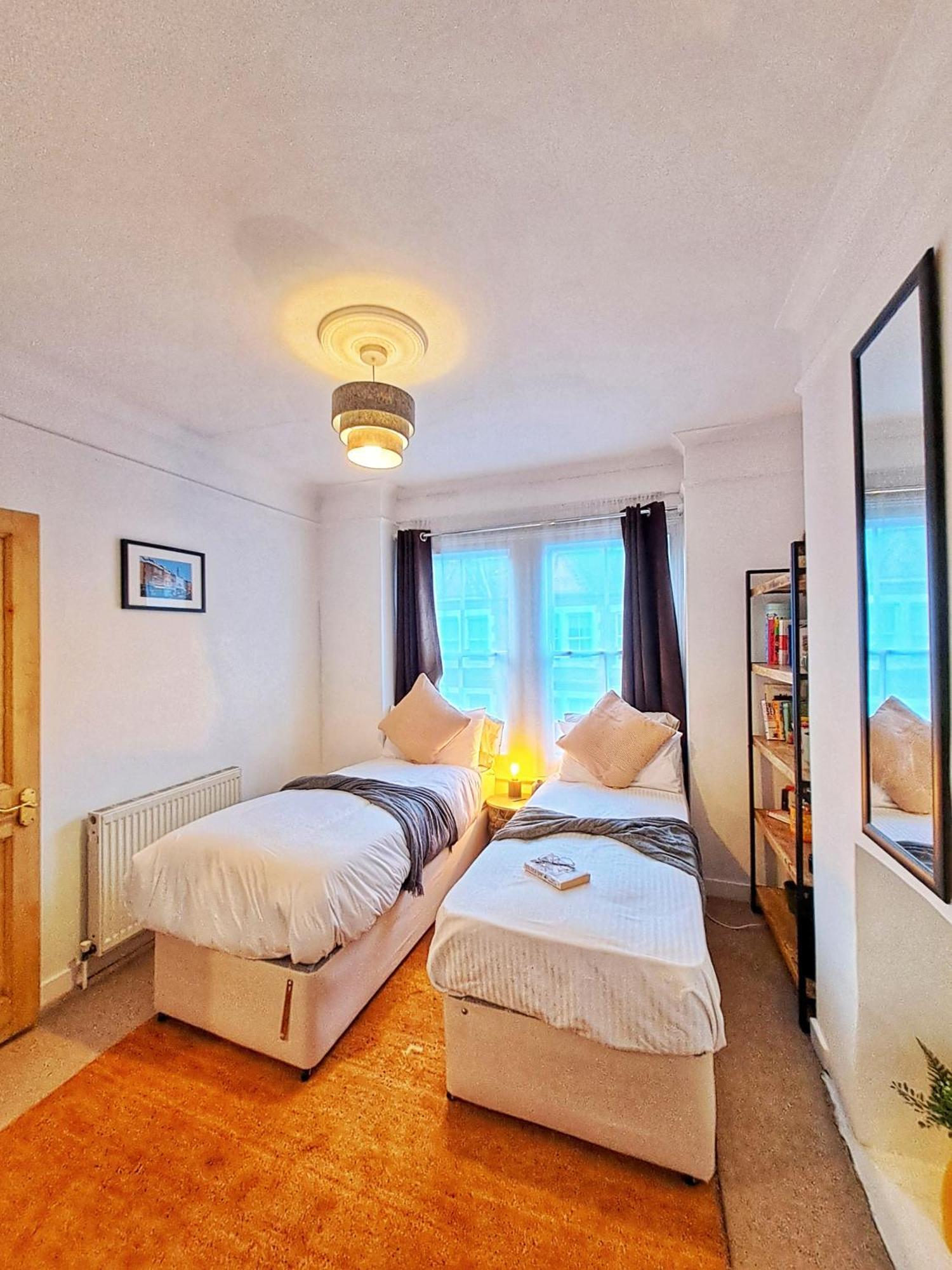 Elephant & Castle 2 Bed Hammock Hangout Apartment