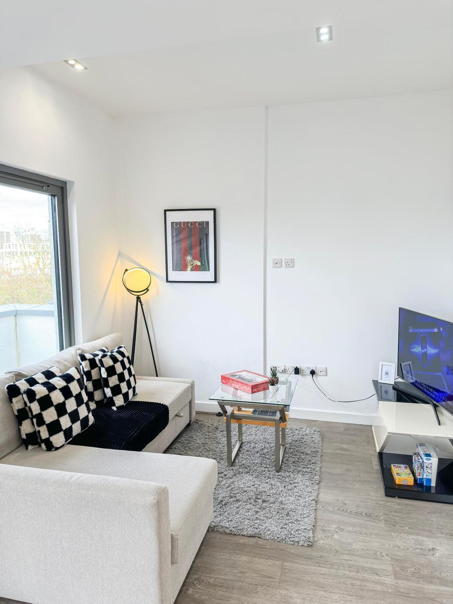 Contemporary With Private Terraces In Shoreditch, Hoxton, Islington Apartment London