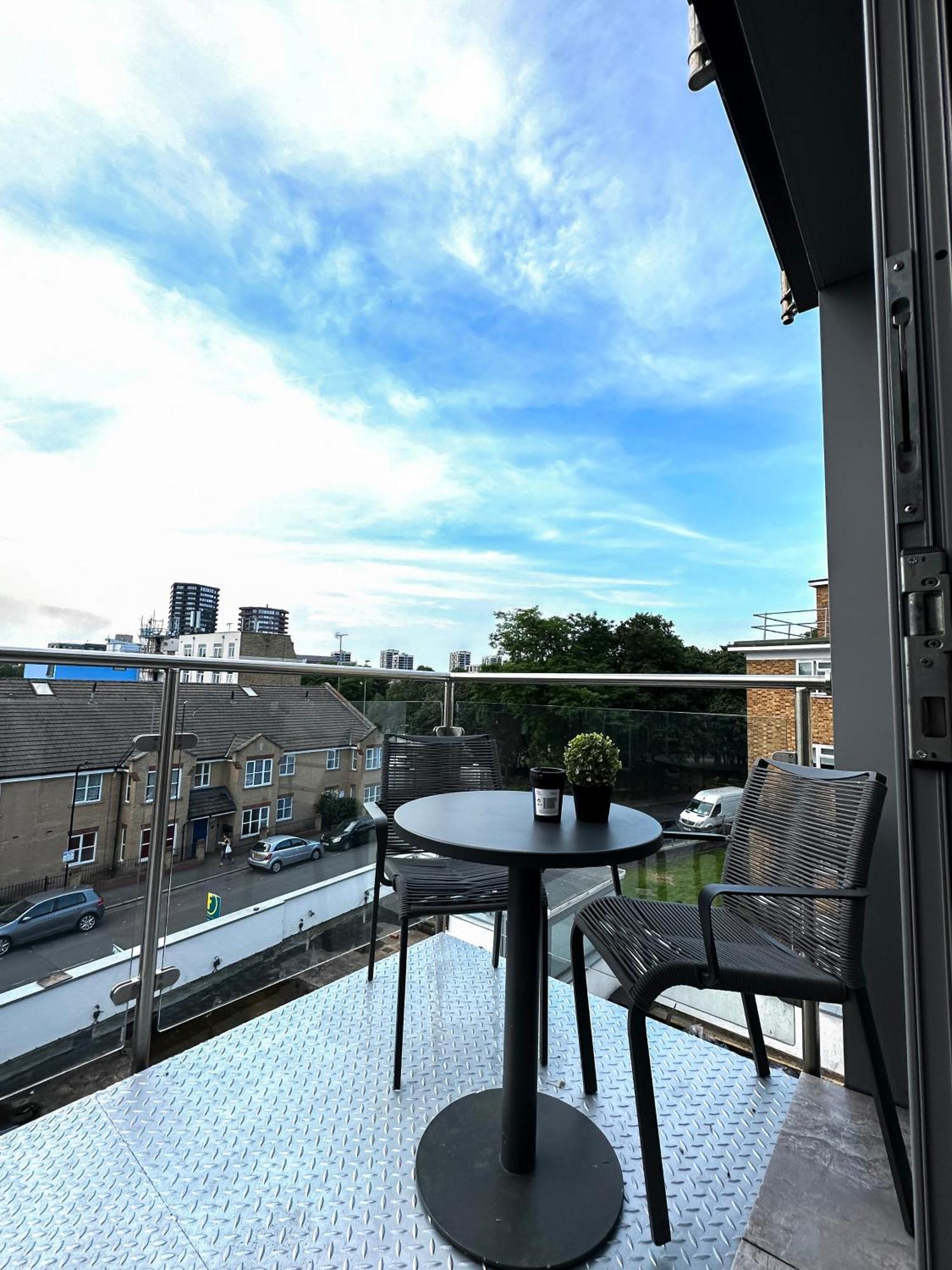Contemporary With Private Terraces In Shoreditch, Hoxton, Islington Apartment *
