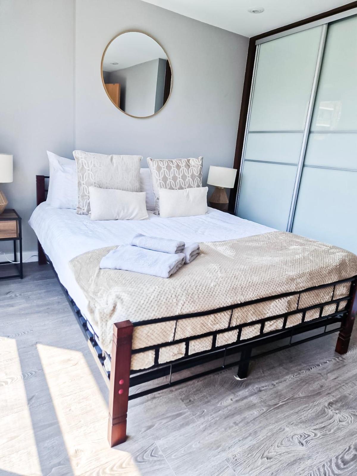 Contemporary With Private Terraces In Shoreditch, Hoxton, Islington Apartment
