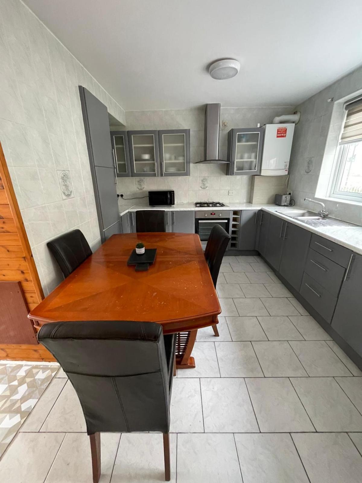 Lovely Spacious 3 Bedroom House With Sofa Bed, 30 Minutes From Londen