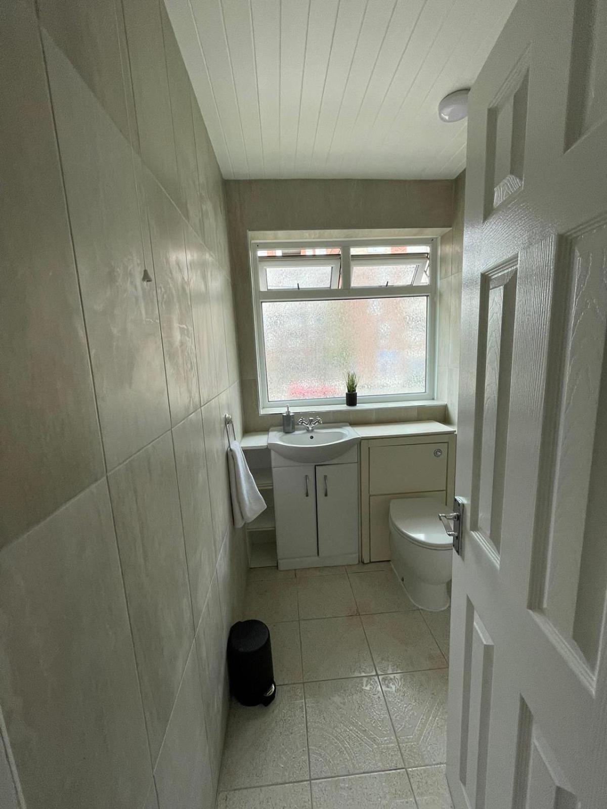 Vakantiehuis Lovely Spacious 3 Bedroom House With Sofa Bed, 30 Minutes From *