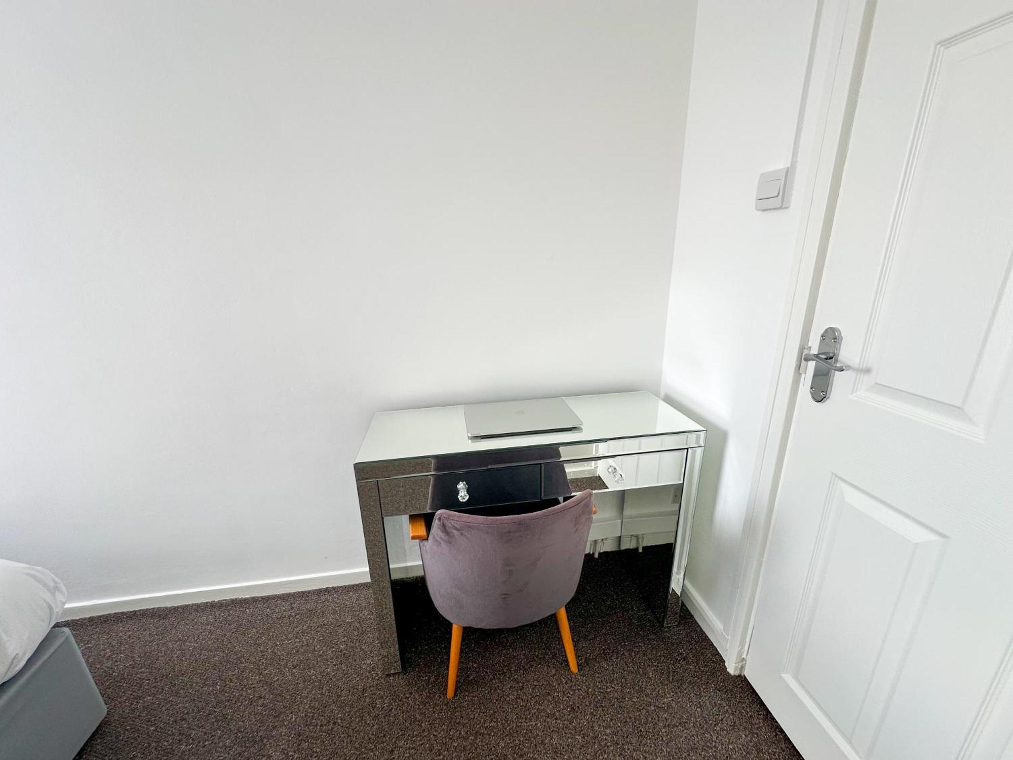 Apartment 3 Bedroom Flat Haggerston, Hackney, *