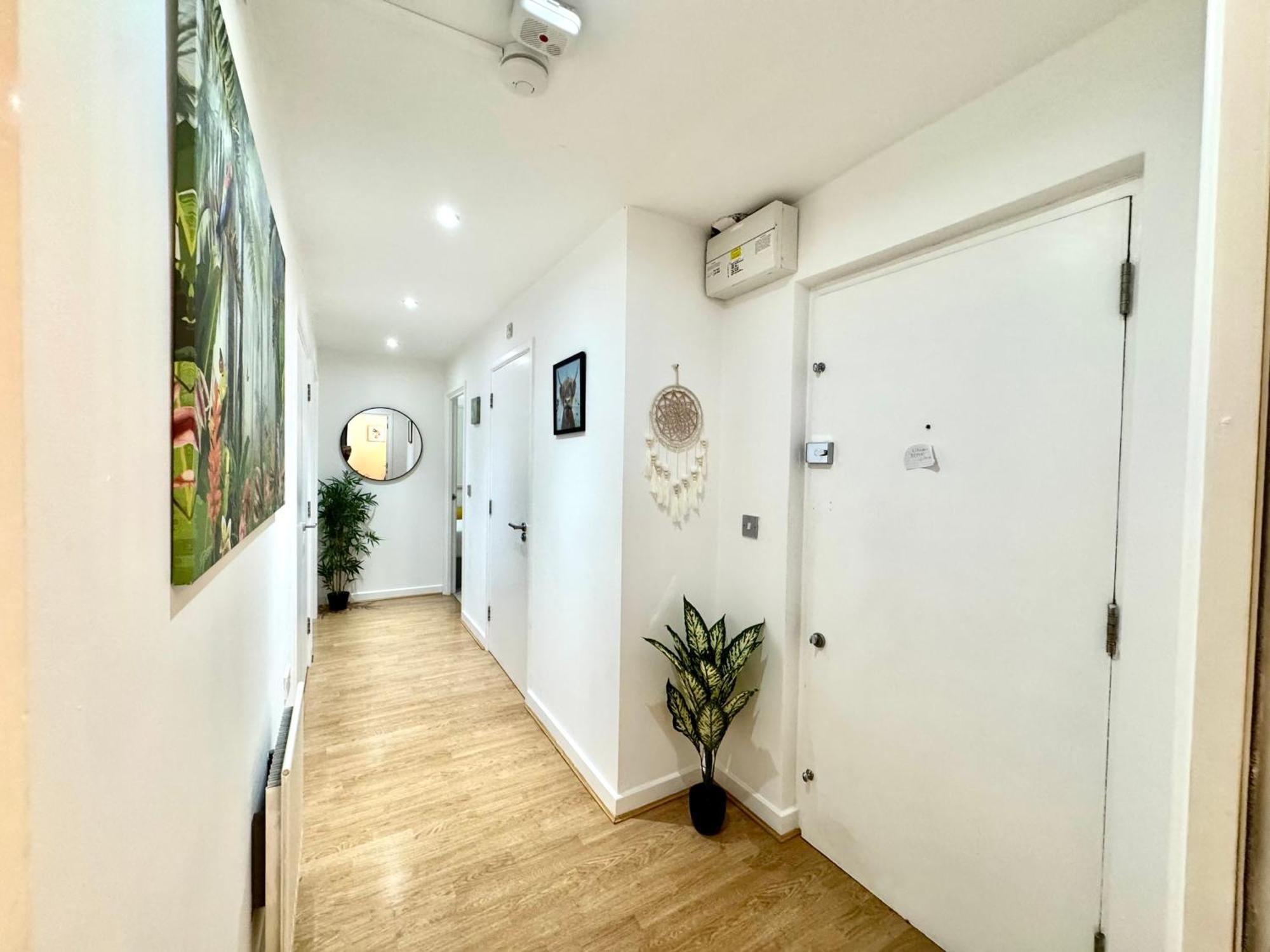 Appartement 2 Bed, 2 Bath, Ground Floor Whole With Parking, Near & Stratford, Close To Station, Zone 2