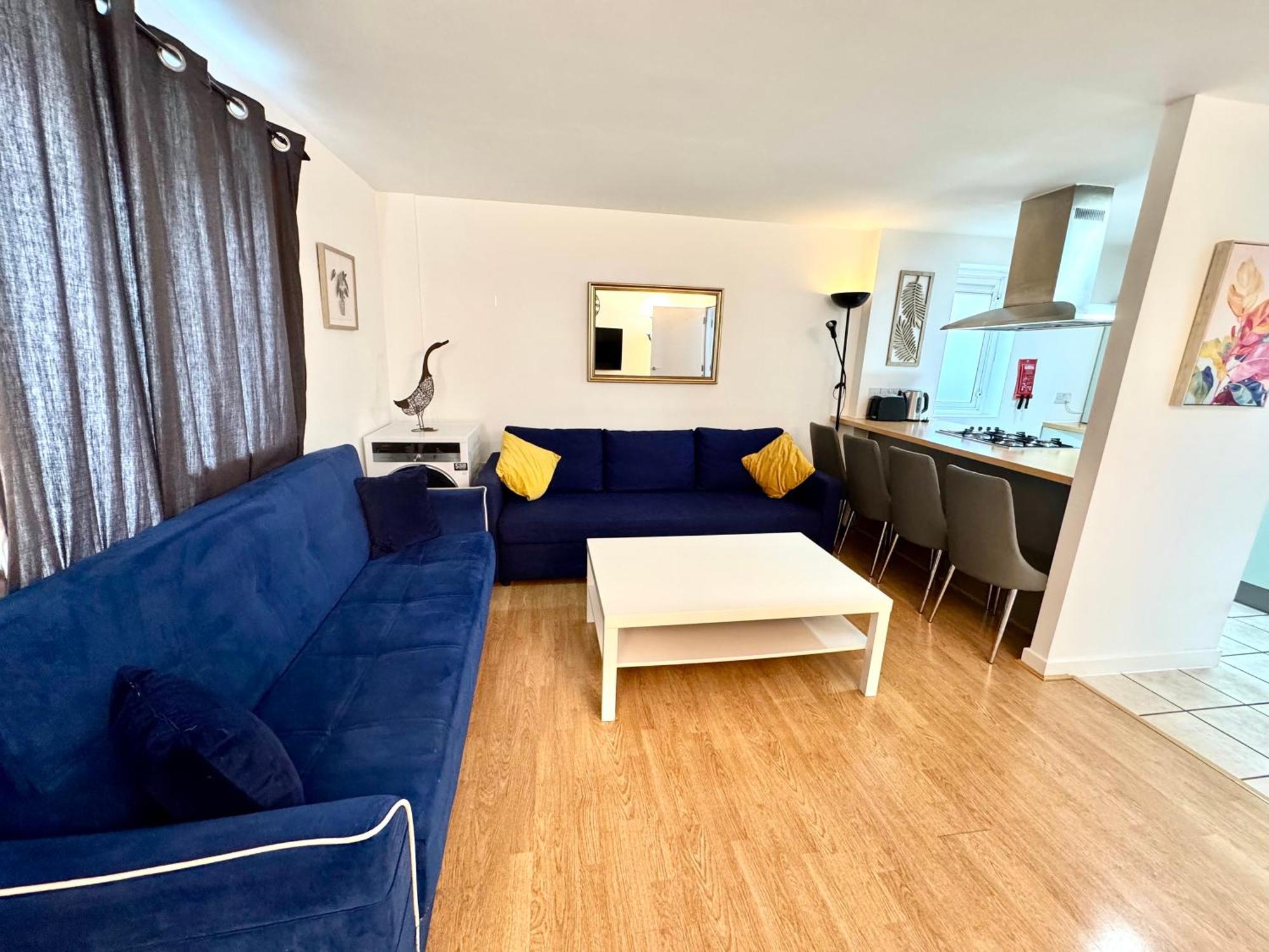 Appartement 2 Bed, 2 Bath, Ground Floor Whole With Parking, Near & Stratford, Close To Station, Zone 2 *