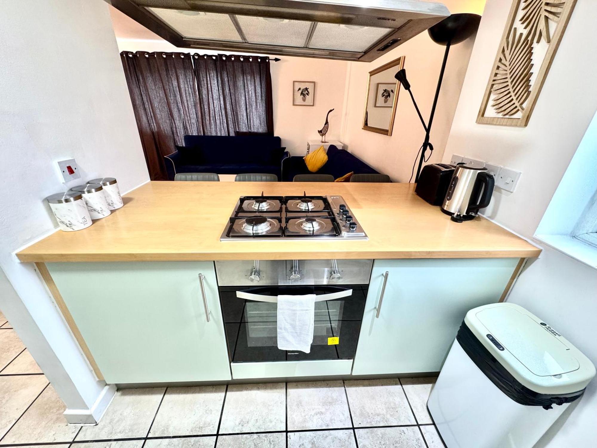 2 Bed, 2 Bath, Ground Floor Whole With Parking, Near & Stratford, Close To Station, Zone 2 *