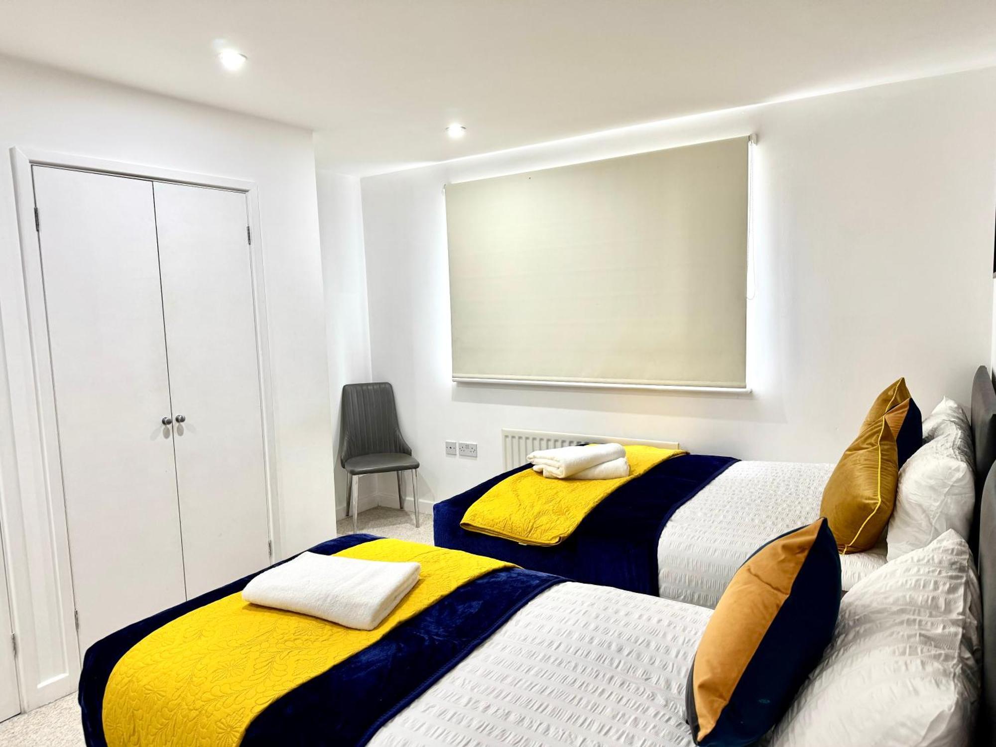 2 Bed, 2 Bath, Ground Floor Whole With Parking, Near & Stratford, Close To Station, Zone 2 * Londen