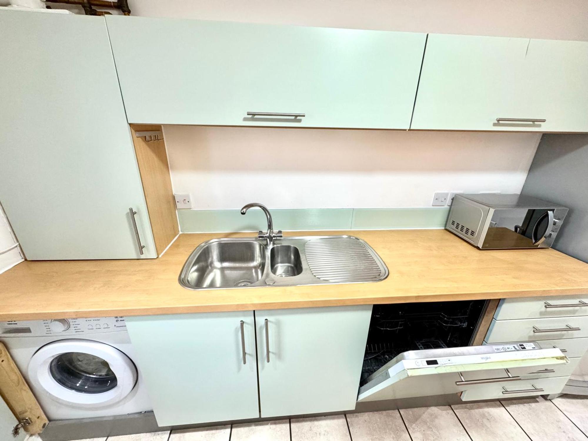 2 Bed, 2 Bath, Ground Floor Whole With Parking, Near & Stratford, Close To Station, Zone 2 Appartement Londen