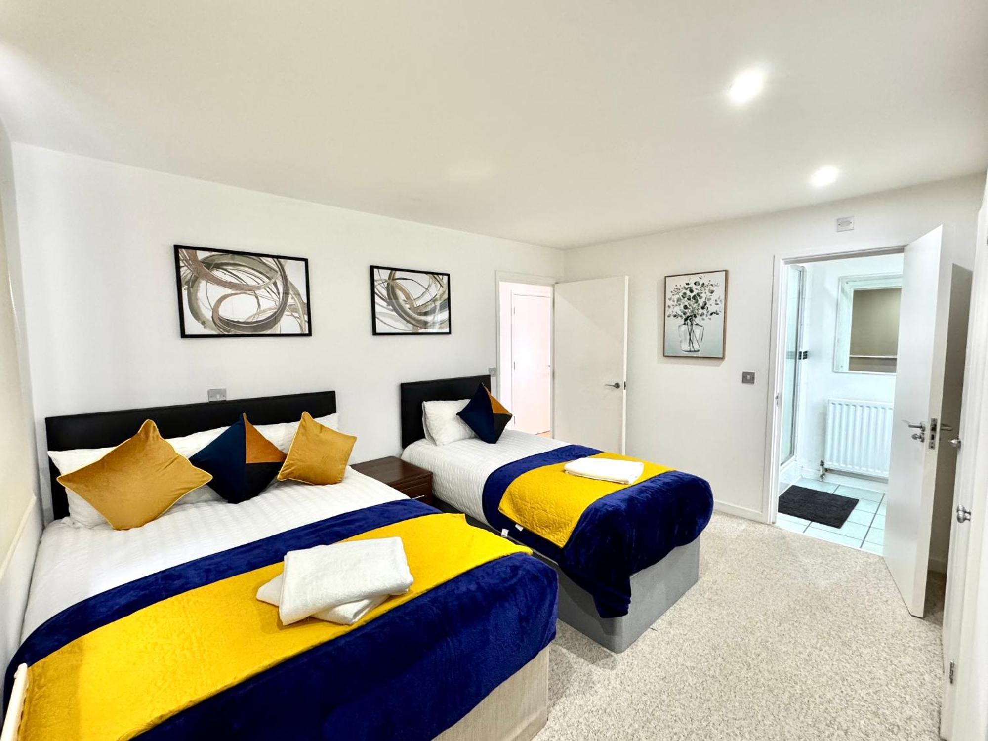 Appartement 2 Bed, 2 Bath, Ground Floor Whole With Parking, Near & Stratford, Close To Station, Zone 2 *