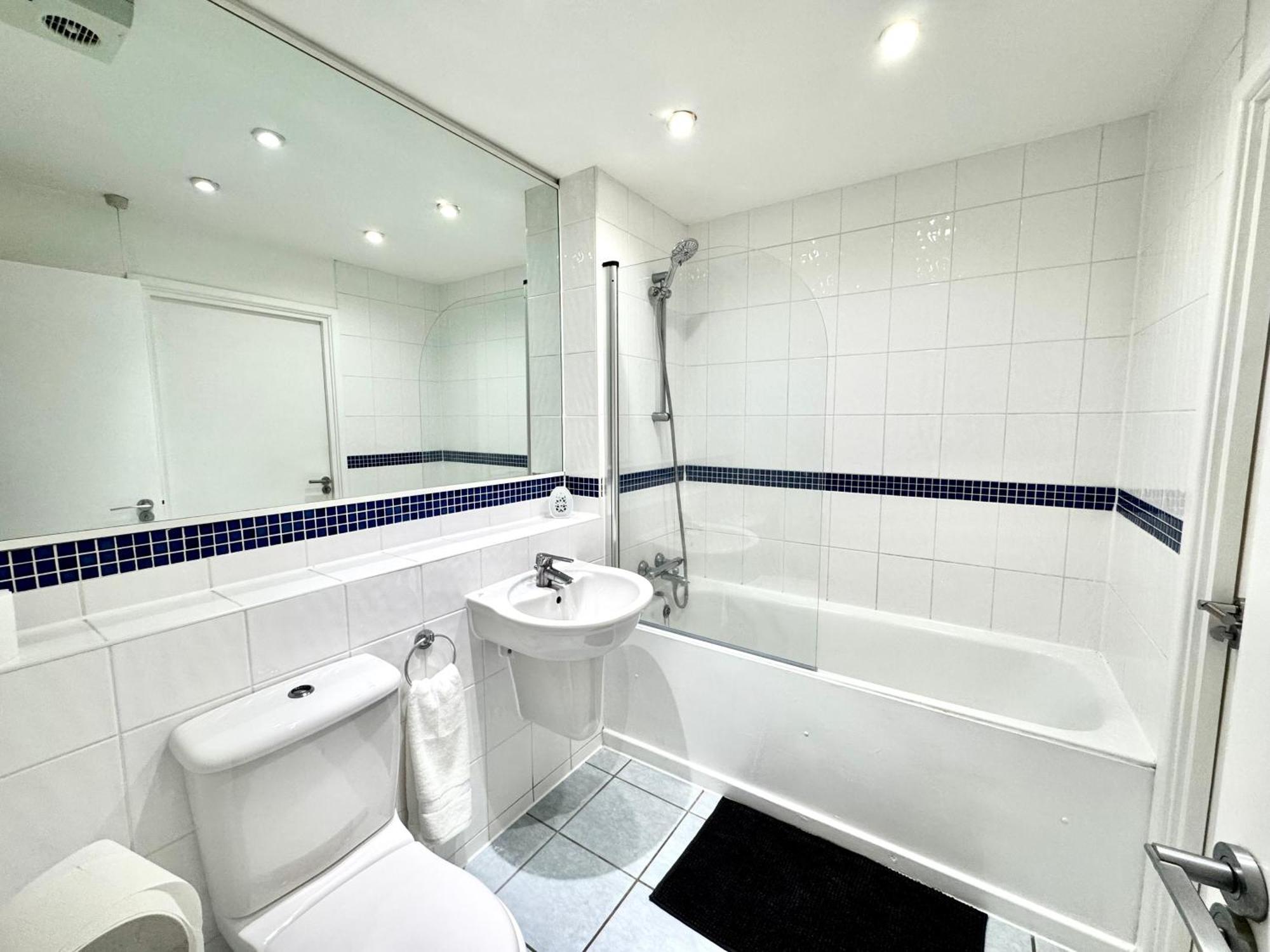2 Bed, 2 Bath, Ground Floor Whole With Parking, Near & Stratford, Close To Station, Zone 2 * Londen