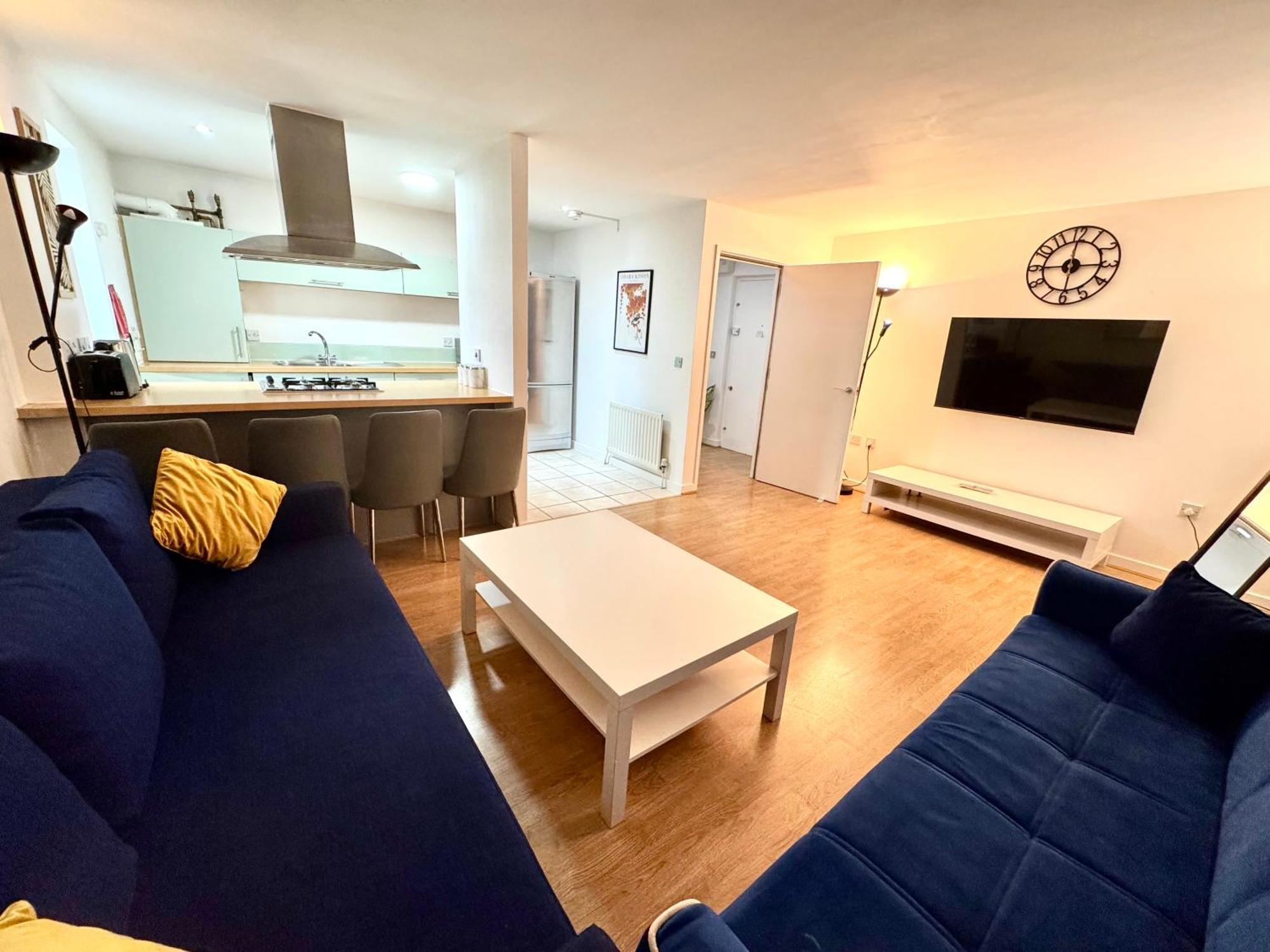 2 Bed, 2 Bath, Ground Floor Whole With Parking, Near & Stratford, Close To Station, Zone 2