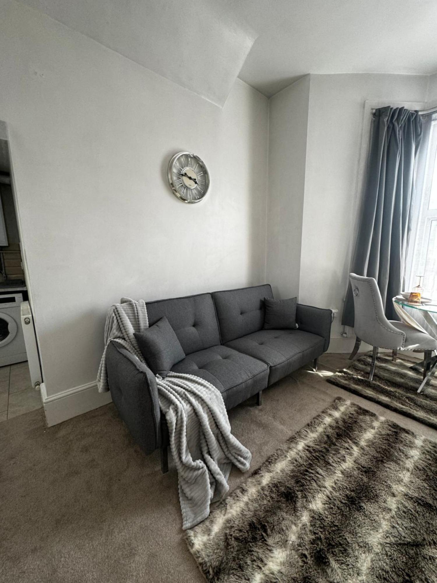 5 Min From Westfield, Stratford, , And Elizabeth Olympic Park With Free Netflix Apartment *
